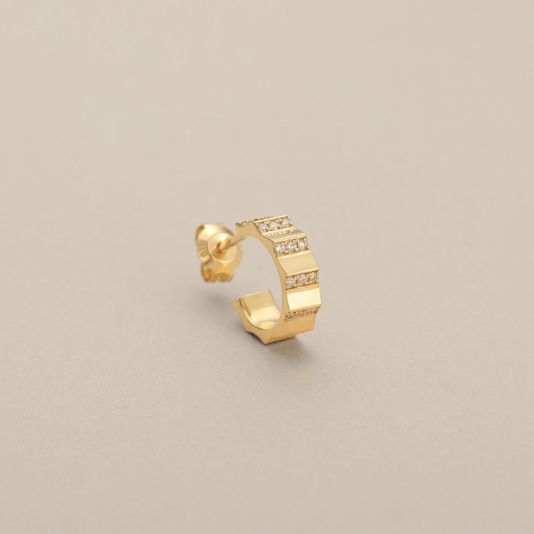 COCOSHNIK「K10ダイヤモンド ウェーブカットフープ スタッドピアス」|ピアス|