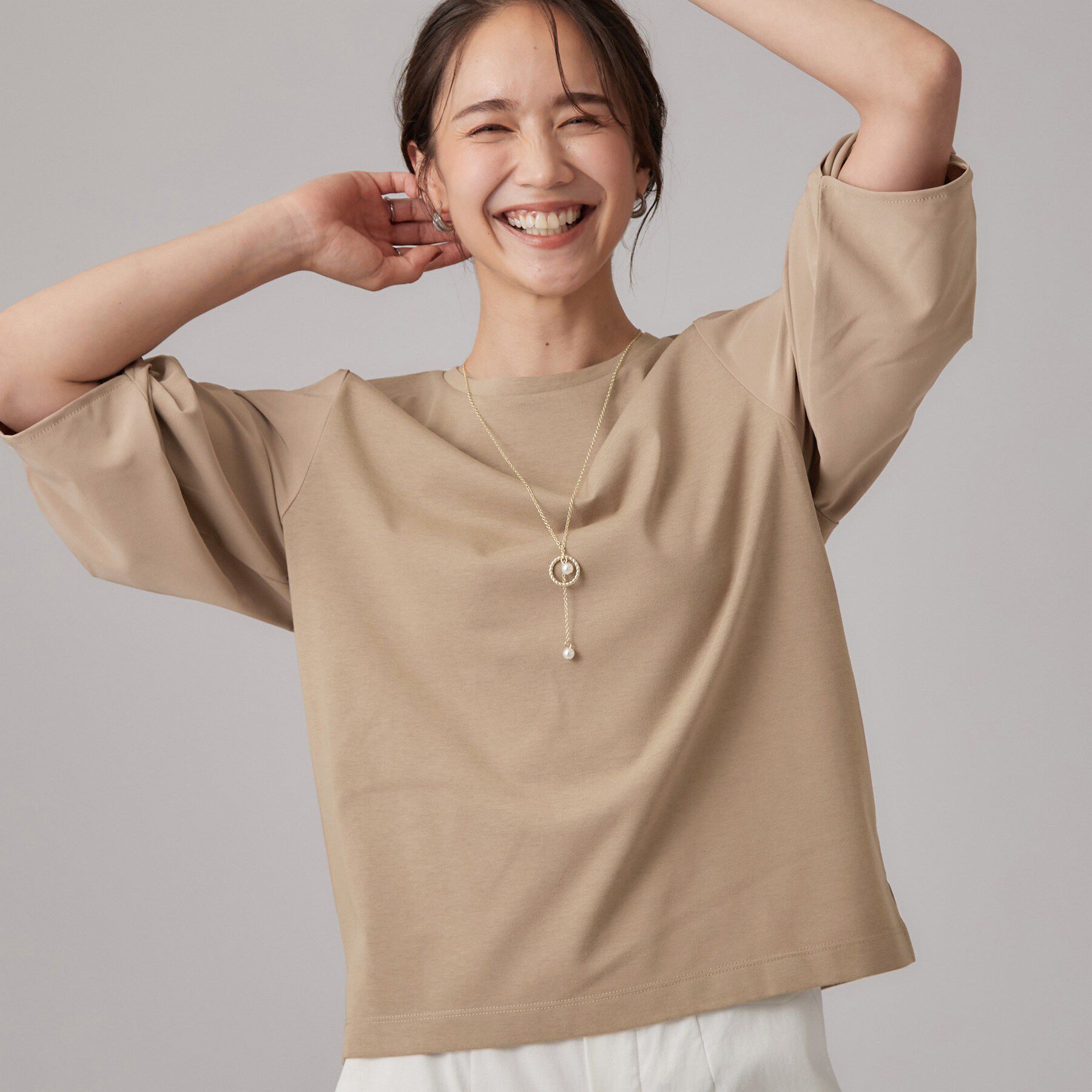 SHOO･LA･RUE「Tシャツ以上ブラウス未満 ツイストスリーブの上品トップス」|Tシャツ・カットソー|モカブラウン(042