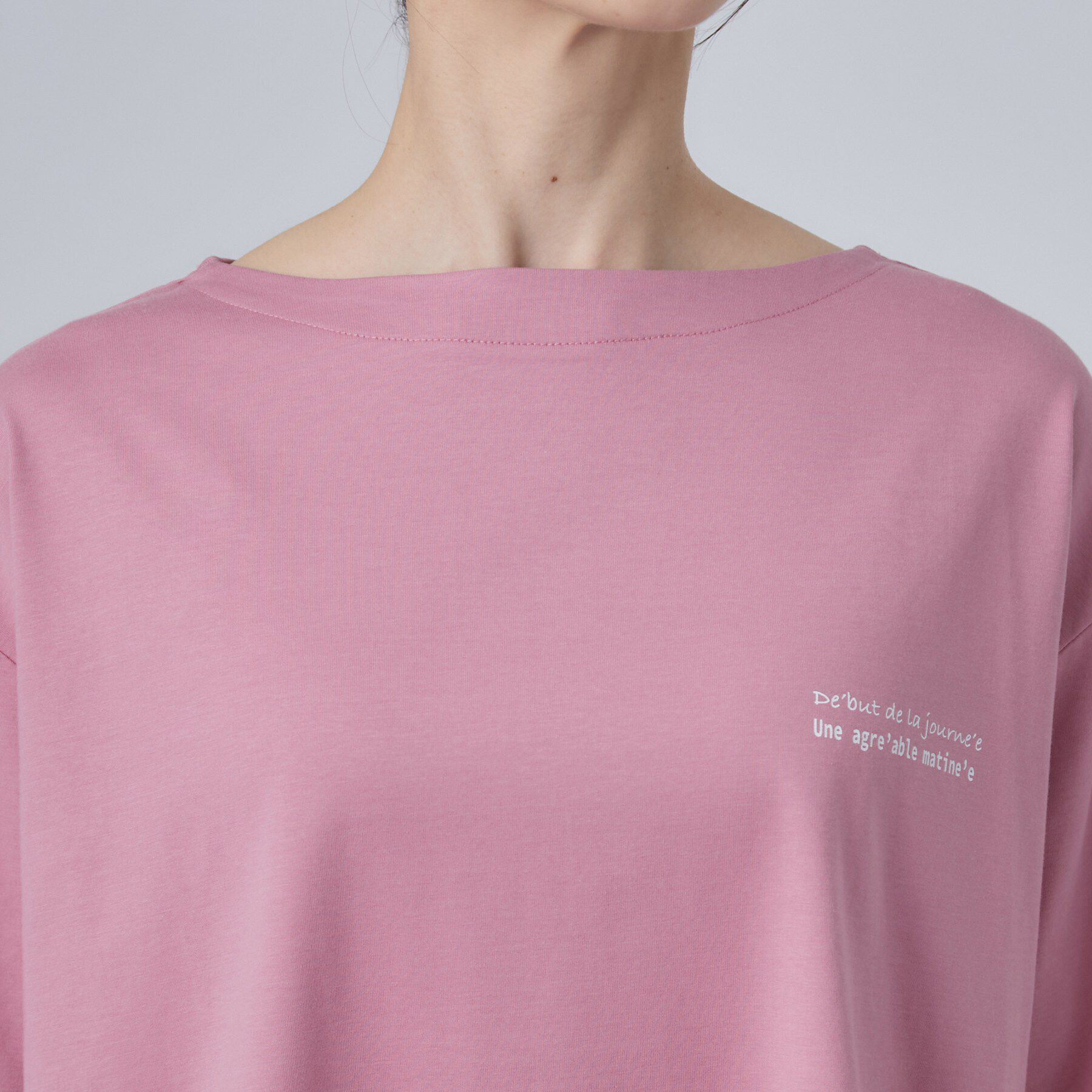 SHOO･LA･RUE「【ひんやり/体型カバー】首元すっきり ゆるバックギャザーTシャツ」|Tシャツ・カットソー|