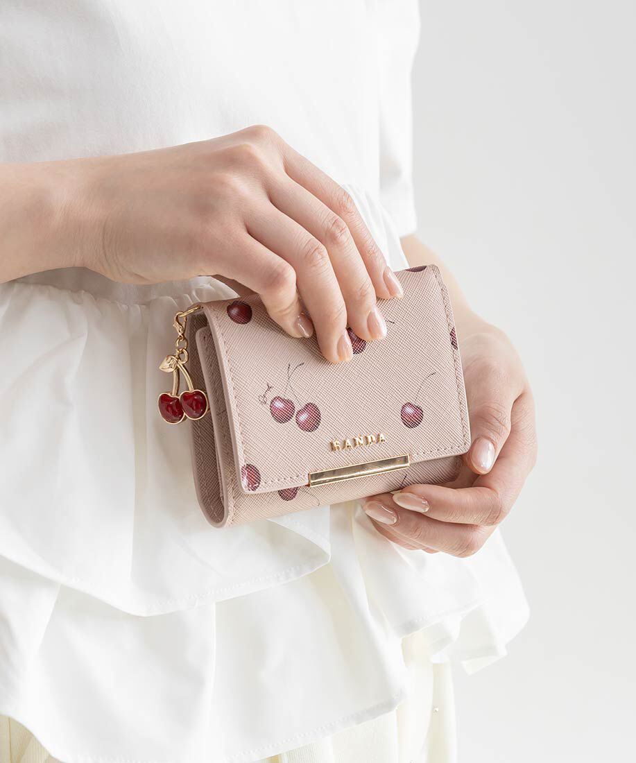  「【Cherry＆Strawberry】チャーム付き三つ折りウォレット」|財布|ピンク チェリー