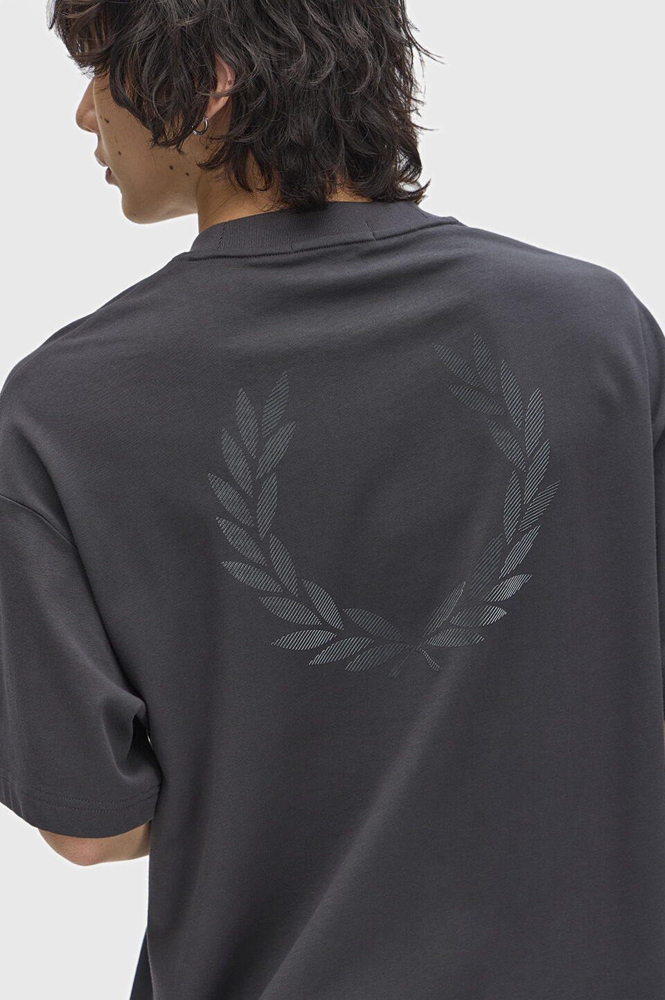 FRED PERRY 「Back Print Laurel Wreath T-Shirt／ロゴバックプリントローレルリースTシャツ」|Tシャツ・カットソー|ANCHOR GREY