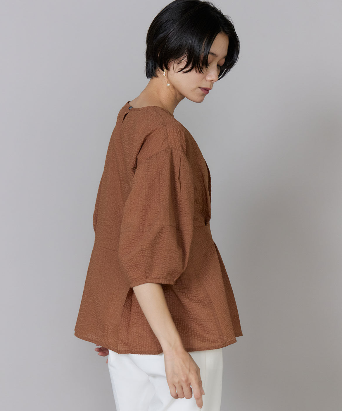 INED「ﾃﾞｻﾞｲﾝﾀｯｸﾌﾟﾙｵｰﾊﾞｰﾌﾞﾗｳｽ | 1枚で華奢見えを叶える」|シャツ・ブラウス|
