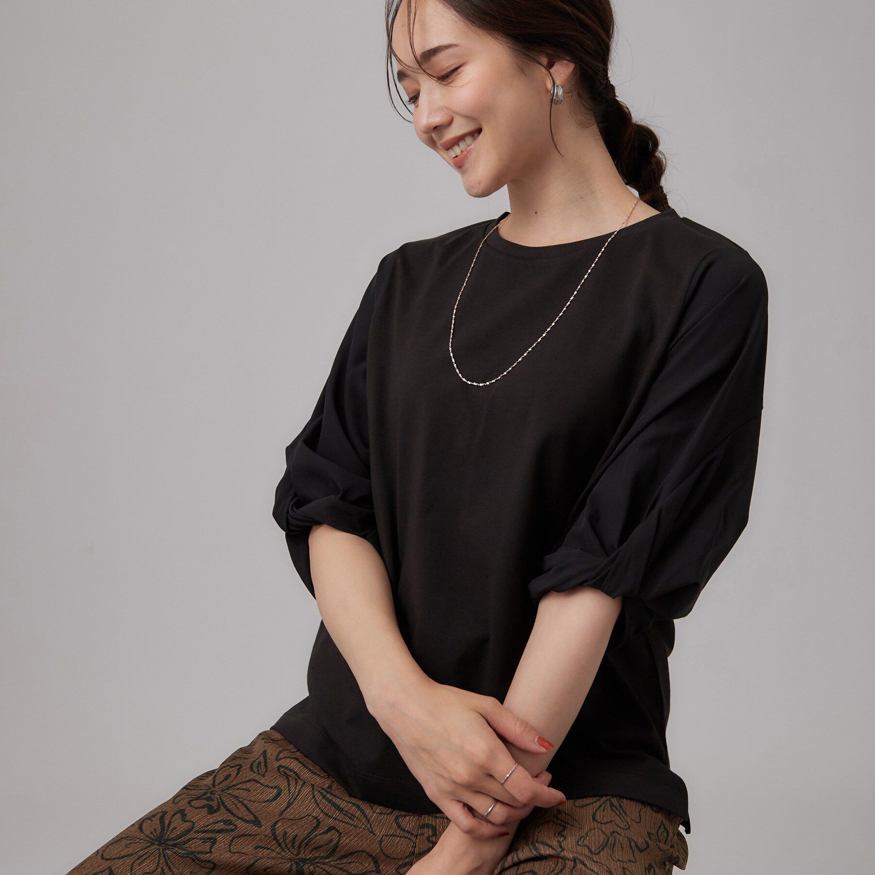 SHOO･LA･RUE「Tシャツ以上ブラウス未満 ツイストスリーブの上品トップス」|Tシャツ・カットソー|ブラック(019)