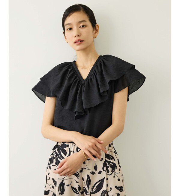 ROPE「【WEB限定カラー】Vネックフリルブラウス(無地・ピンストライプ)/イージーケア」|シャツ・ブラウス|ブラック(01)
