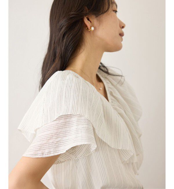 ROPE「【WEB限定カラー】Vネックフリルブラウス(無地・ピンストライプ)/イージーケア」|シャツ・ブラウス|