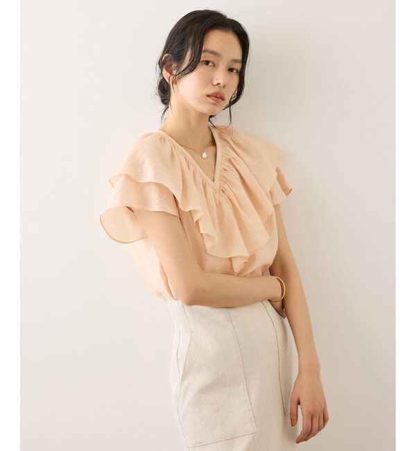 ROPE「【WEB限定カラー】Vネックフリルブラウス(無地・ピンストライプ)/イージーケア」|シャツ・ブラウス|