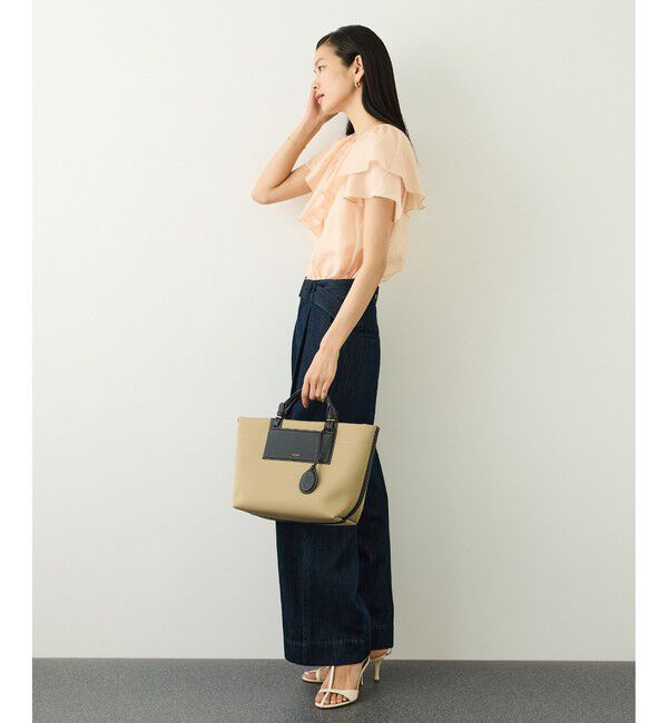 ROPE「【WEB限定カラー】Vネックフリルブラウス(無地・ピンストライプ)/イージーケア」|シャツ・ブラウス|