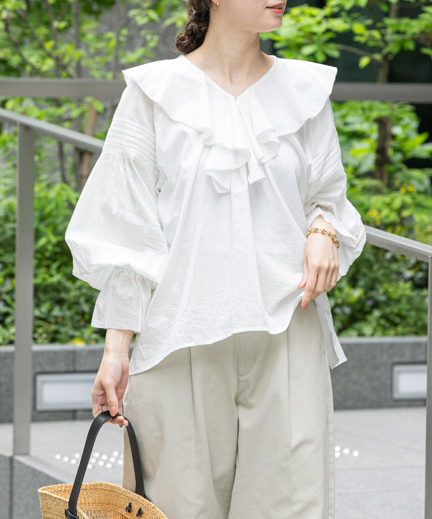 URBAN RESEARCH「『一部WEB限定カラー』コットンボイルラッフルブラウス」|シャツ・ブラウス|オフホワイト
