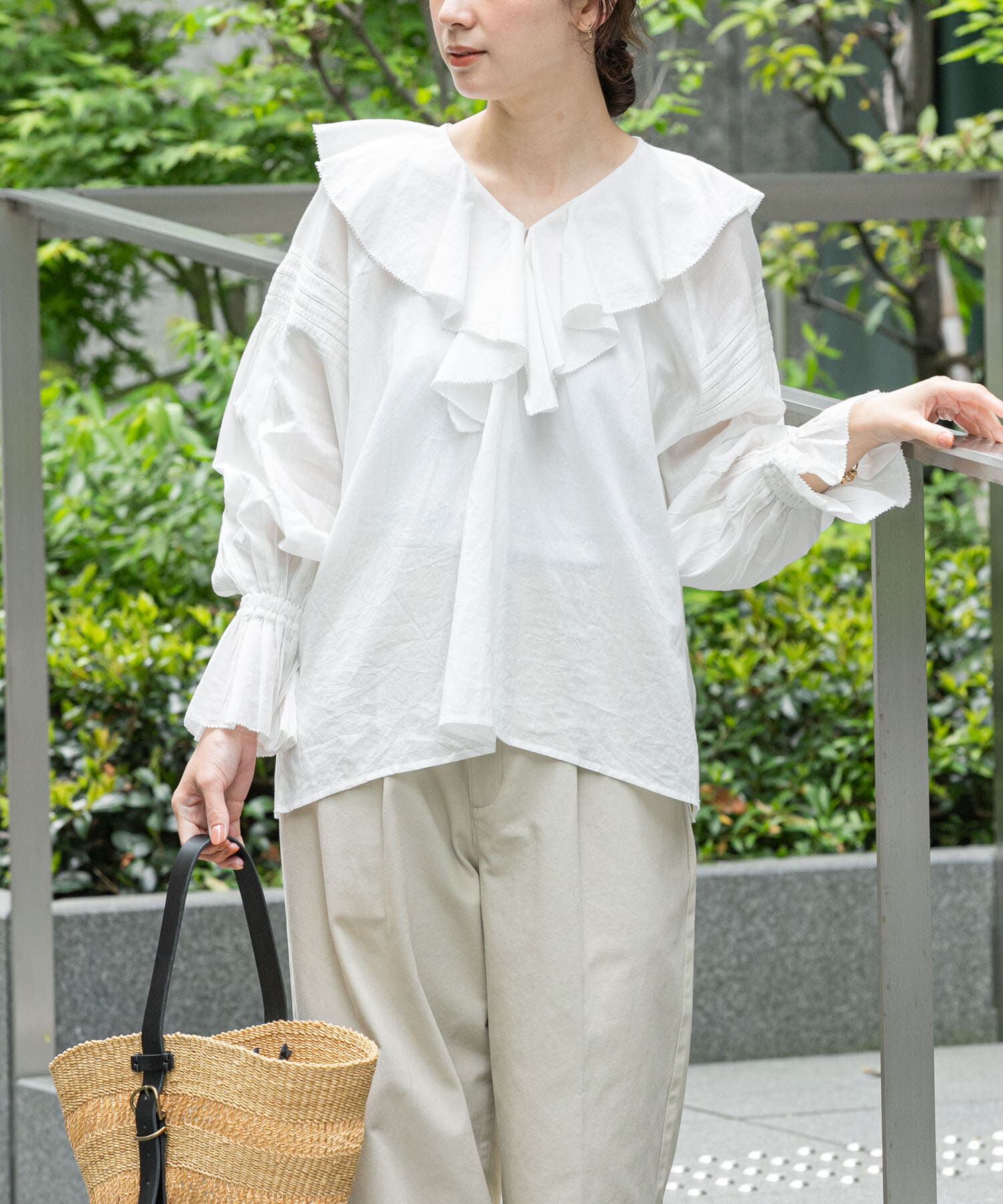 URBAN RESEARCH「『一部WEB限定カラー』コットンボイルラッフルブラウス」|シャツ・ブラウス|