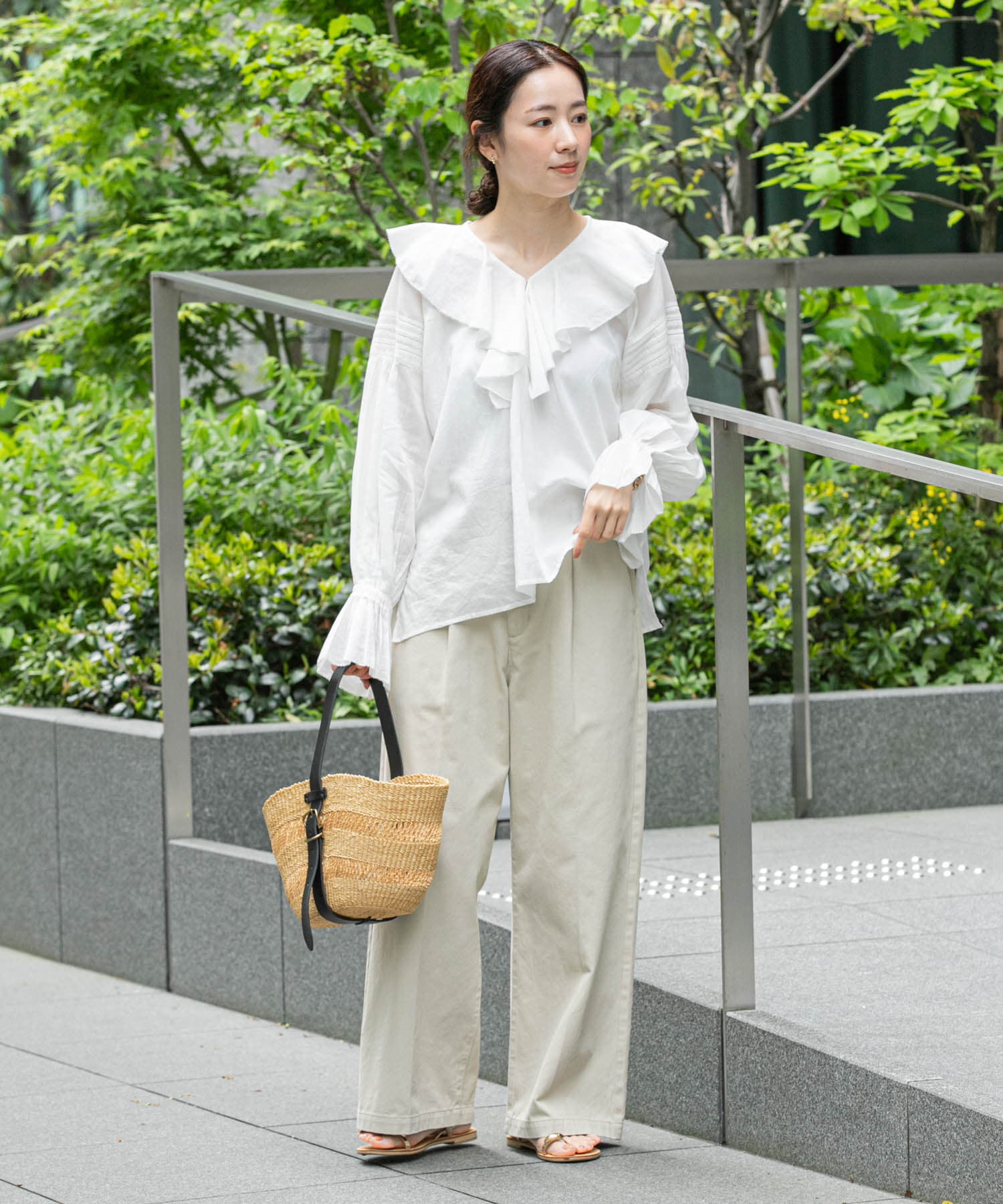 URBAN RESEARCH「『一部WEB限定カラー』コットンボイルラッフルブラウス」|シャツ・ブラウス|
