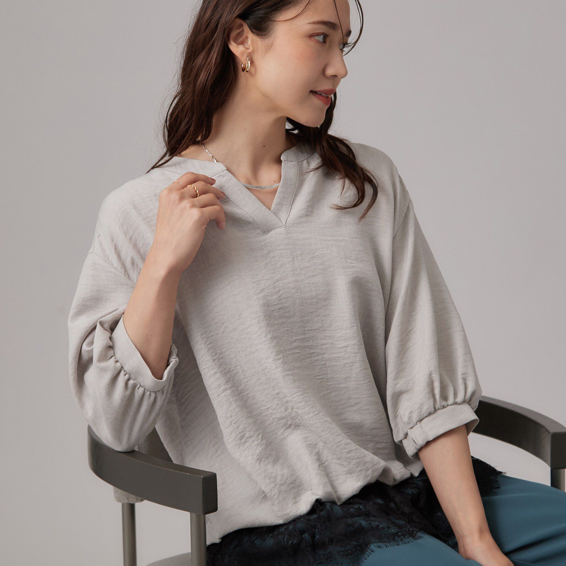 SHOO･LA･RUE「【S-LL】裾レースで女性らしさをプラス レイヤード風 タックスキッパーブラウス」|シャツ・ブラウス|グレー(012)