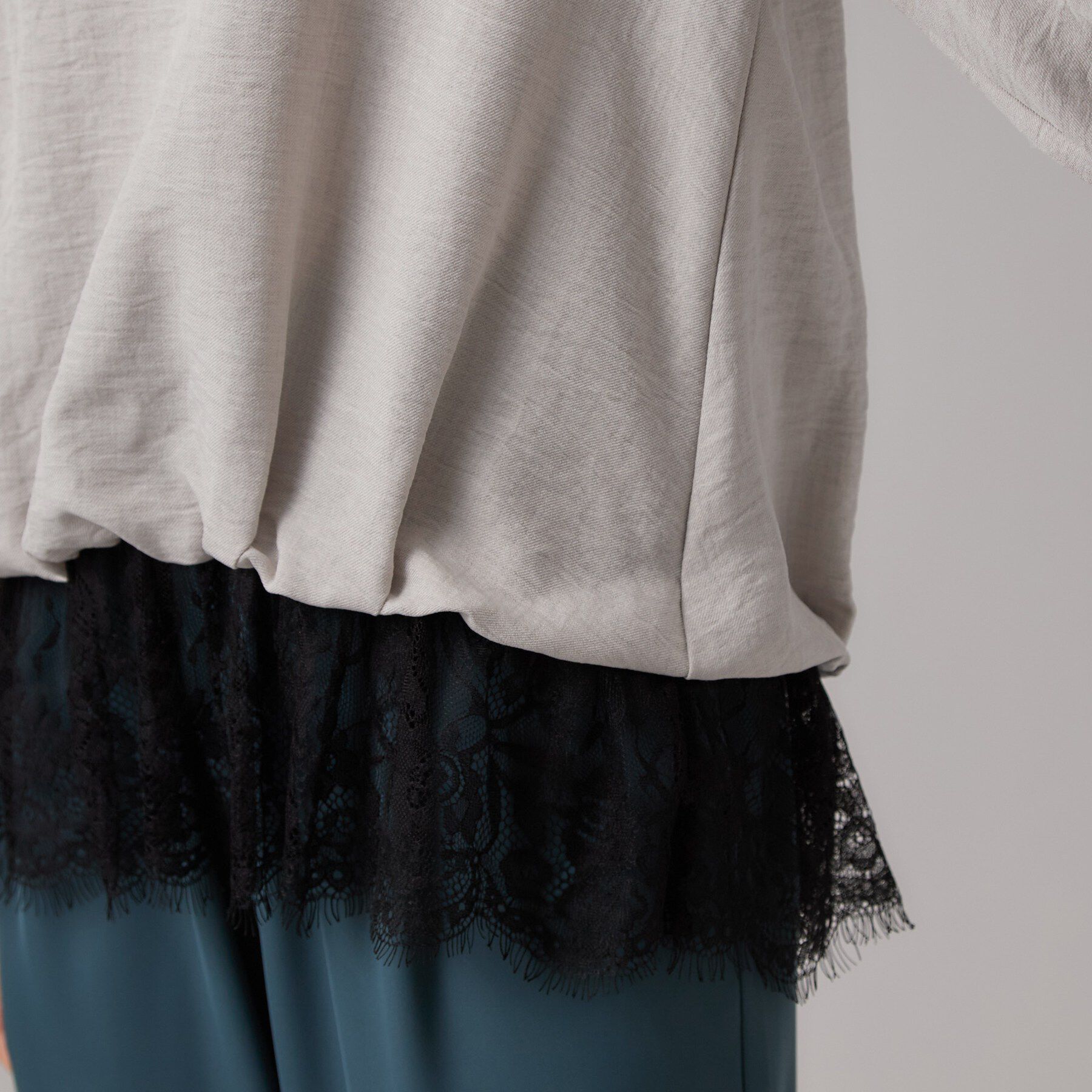 SHOO･LA･RUE「【S-LL】裾レースで女性らしさをプラス レイヤード風 タックスキッパーブラウス」|シャツ・ブラウス|
