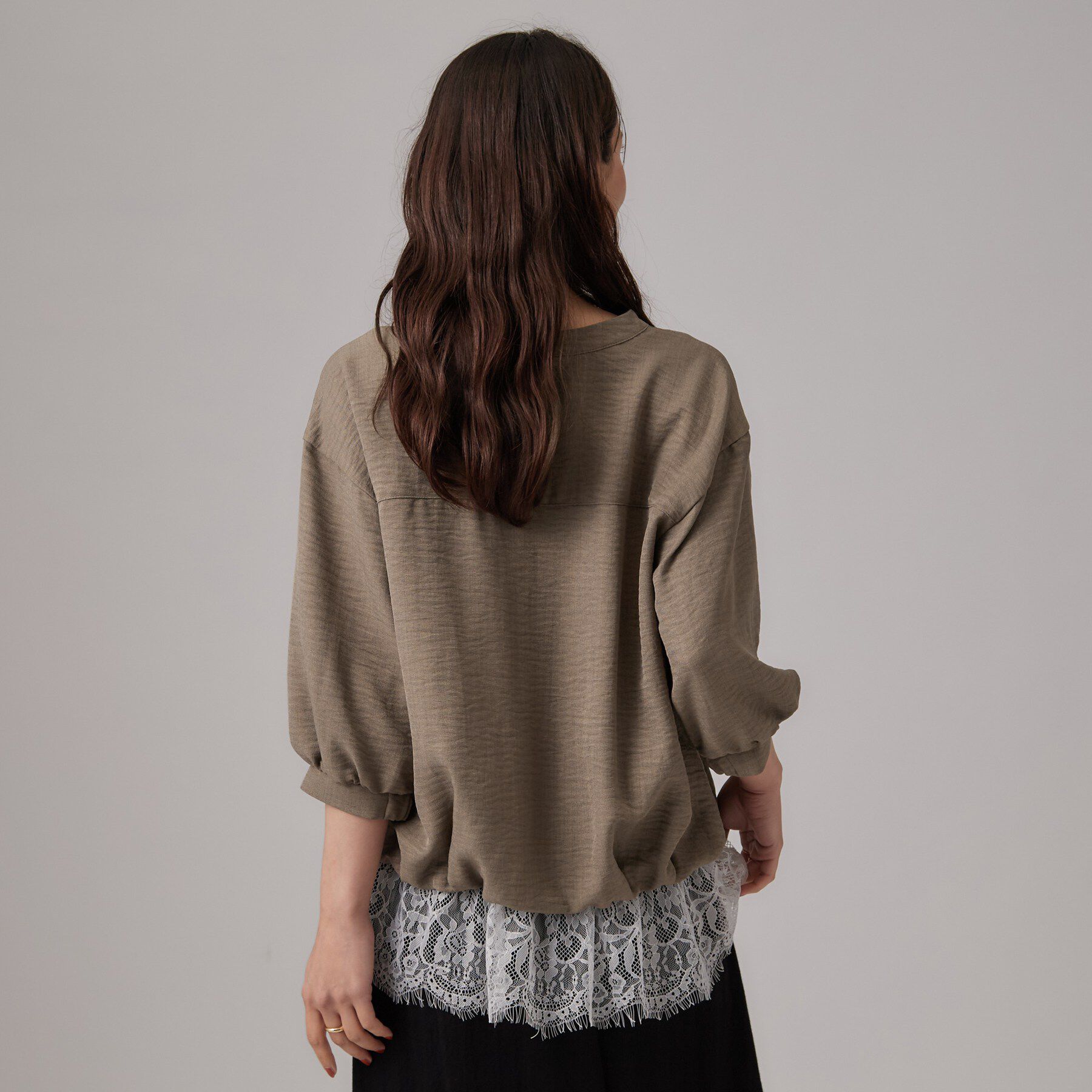 SHOO･LA･RUE「【S-LL】裾レースで女性らしさをプラス レイヤード風 タックスキッパーブラウス」|シャツ・ブラウス|