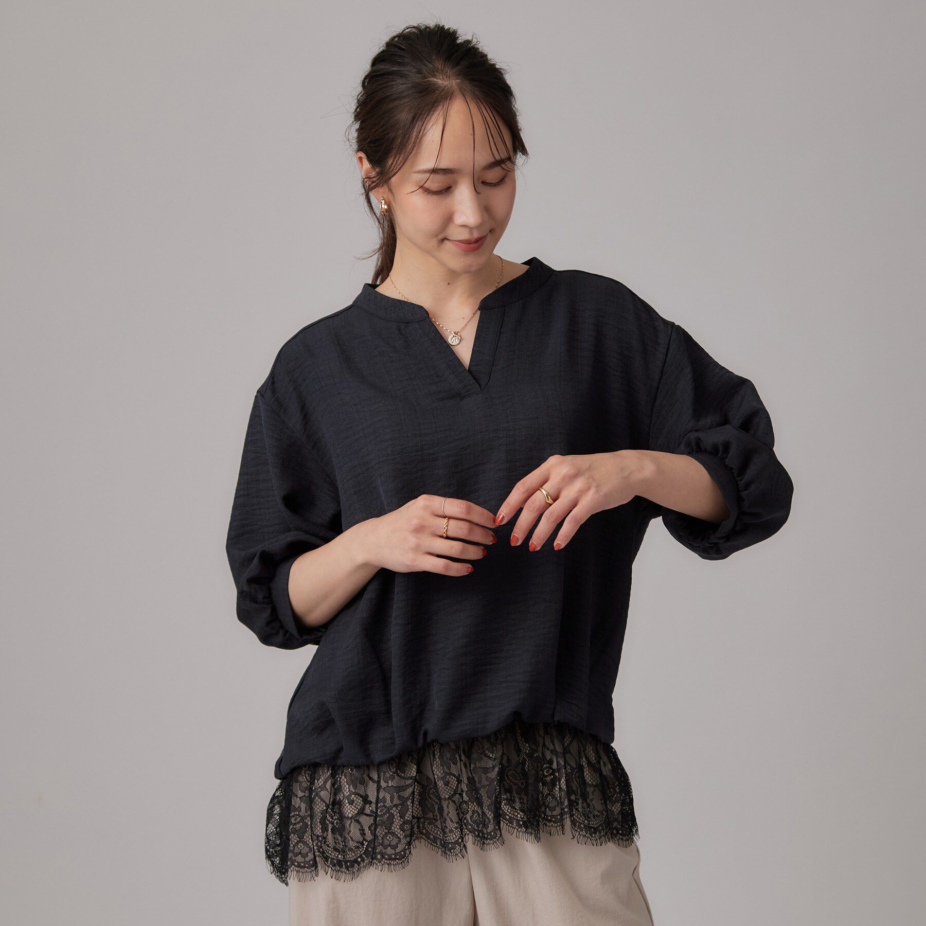 SHOO･LA･RUE「【S-LL】裾レースで女性らしさをプラス レイヤード風 タックスキッパーブラウス」|シャツ・ブラウス|