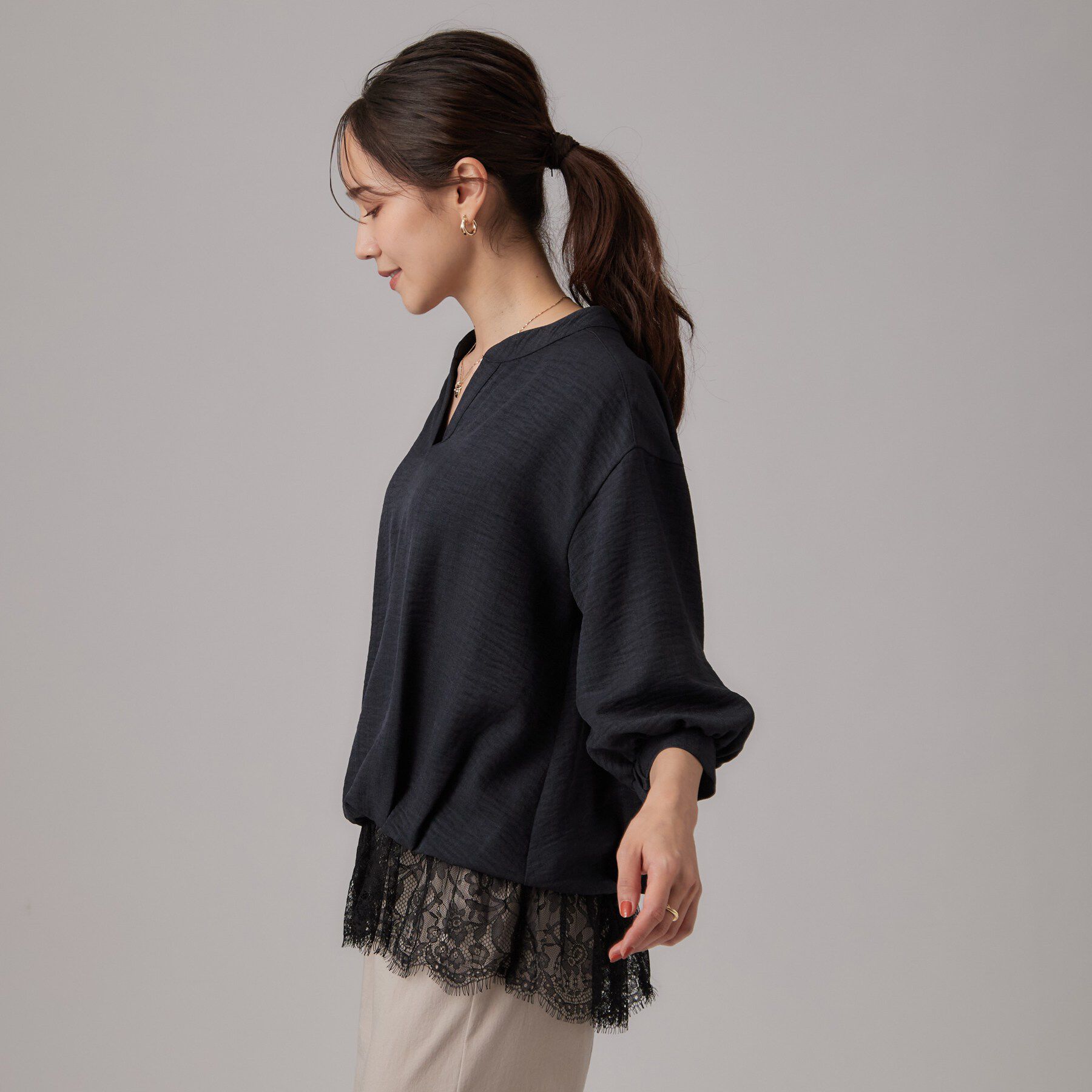 SHOO･LA･RUE「【S-LL】裾レースで女性らしさをプラス レイヤード風 タックスキッパーブラウス」|シャツ・ブラウス|