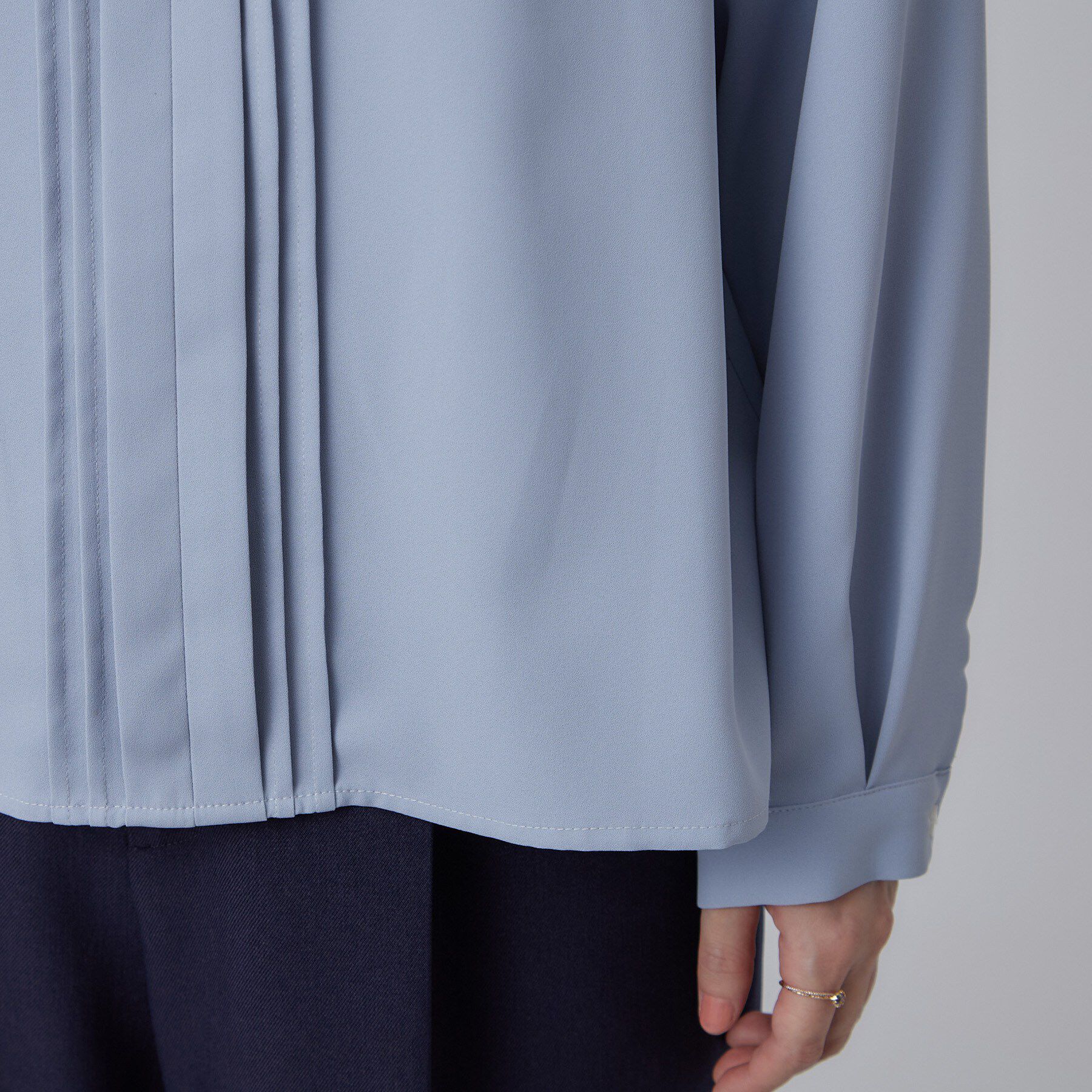 SHOO･LA･RUE「【通勤/UV/洗濯後しわになりにくい/S-LL】胸元のゴールドホックがアクセント ピンタックデザイン」|シャツ・ブラウス|