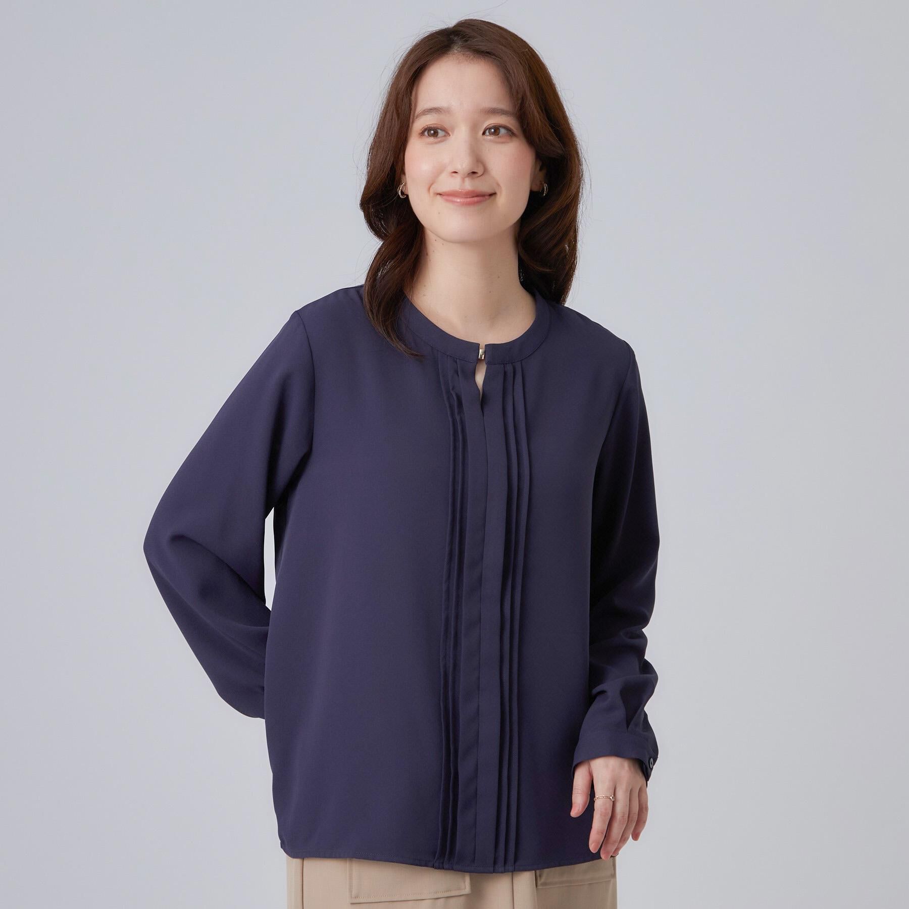 SHOO･LA･RUE「【通勤/UV/洗濯後しわになりにくい/S-LL】胸元のゴールドホックがアクセント ピンタックデザイン」|シャツ・ブラウス|