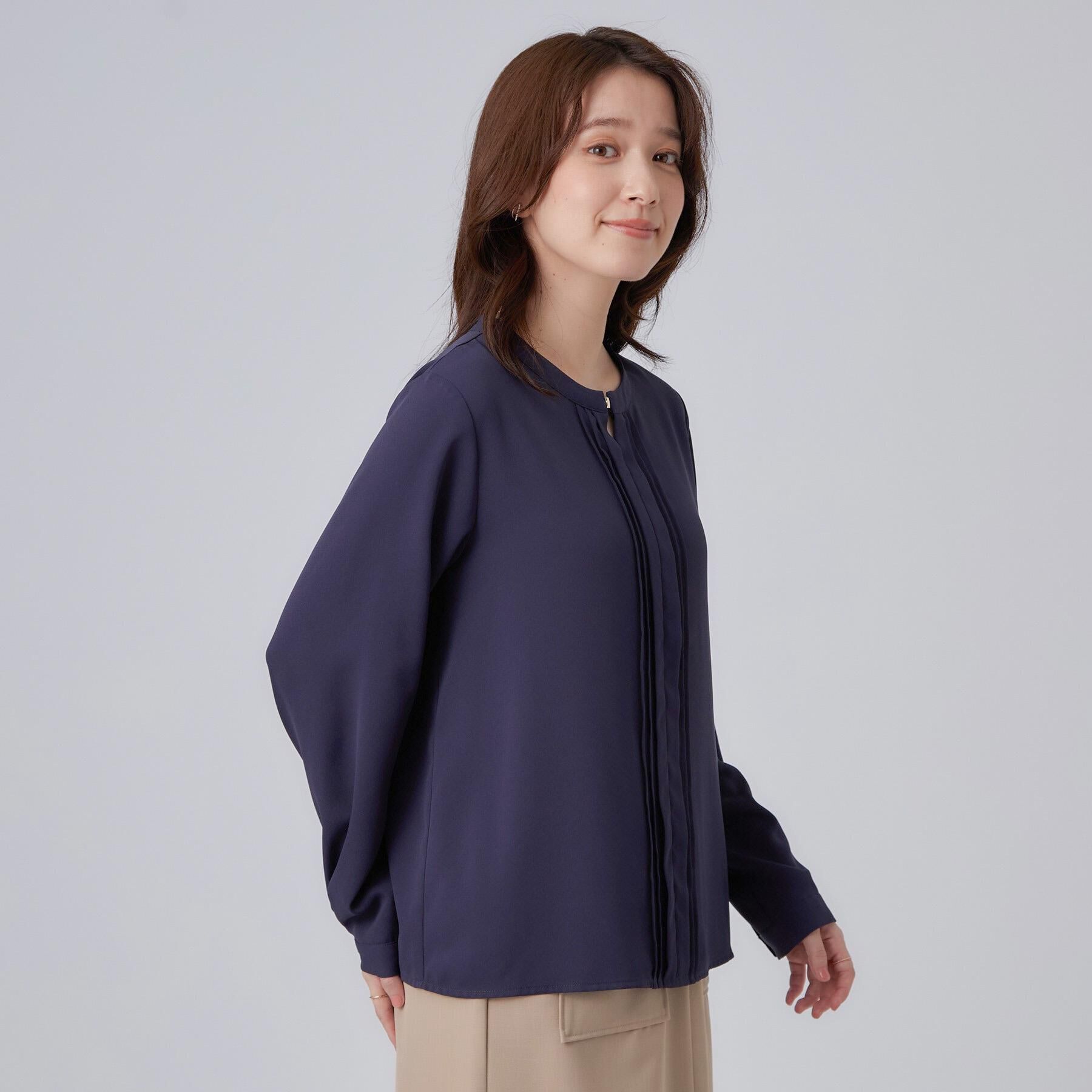 SHOO･LA･RUE「【通勤/UV/洗濯後しわになりにくい/S-LL】胸元のゴールドホックがアクセント ピンタックデザイン」|シャツ・ブラウス|