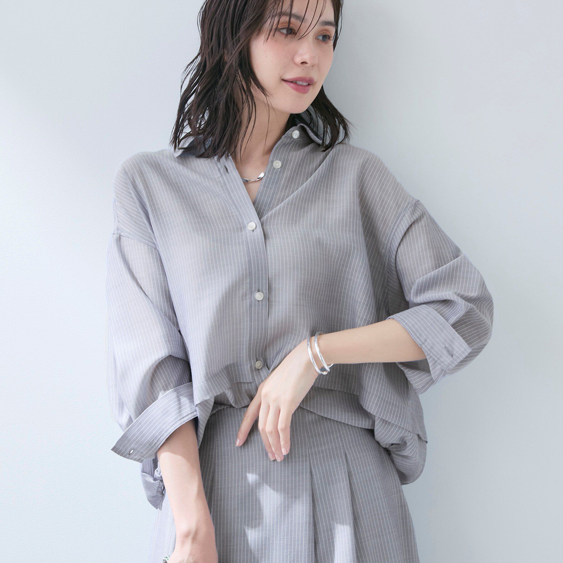 INDIVI「【接触冷感／洗える／2WAY】ドロスト付 シアーシャンブレーシャツ」|シャツ・ブラウス|ネイビー&times;ホワイト