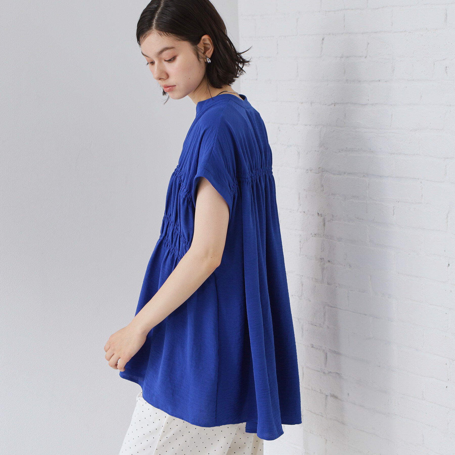 THE SHOP TK「【夏に嬉しい多機能/体型カバー】ひんやりさらさら シャーリングブラウス」|シャツ・ブラウス|