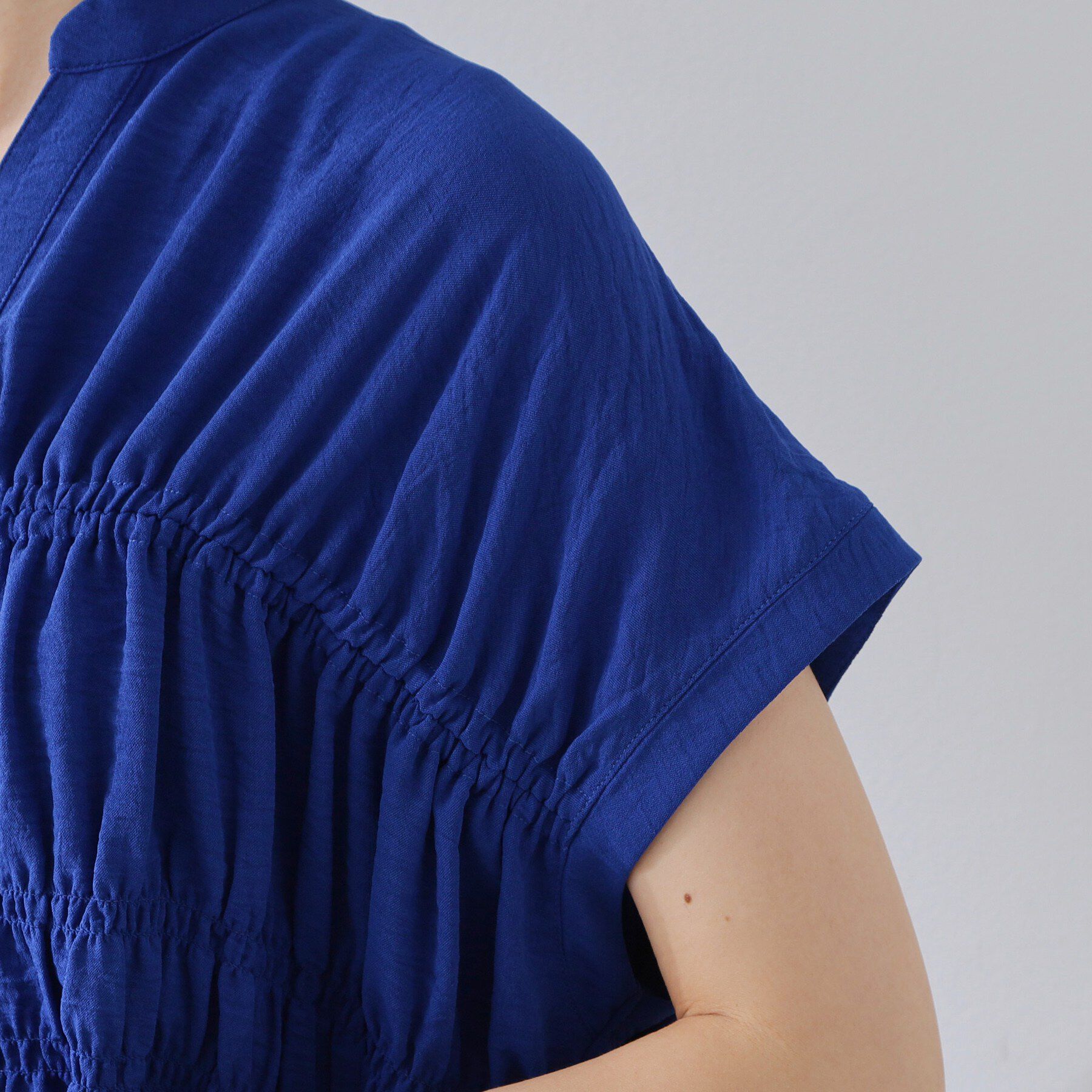 THE SHOP TK「【夏に嬉しい多機能/体型カバー】ひんやりさらさら シャーリングブラウス」|シャツ・ブラウス|