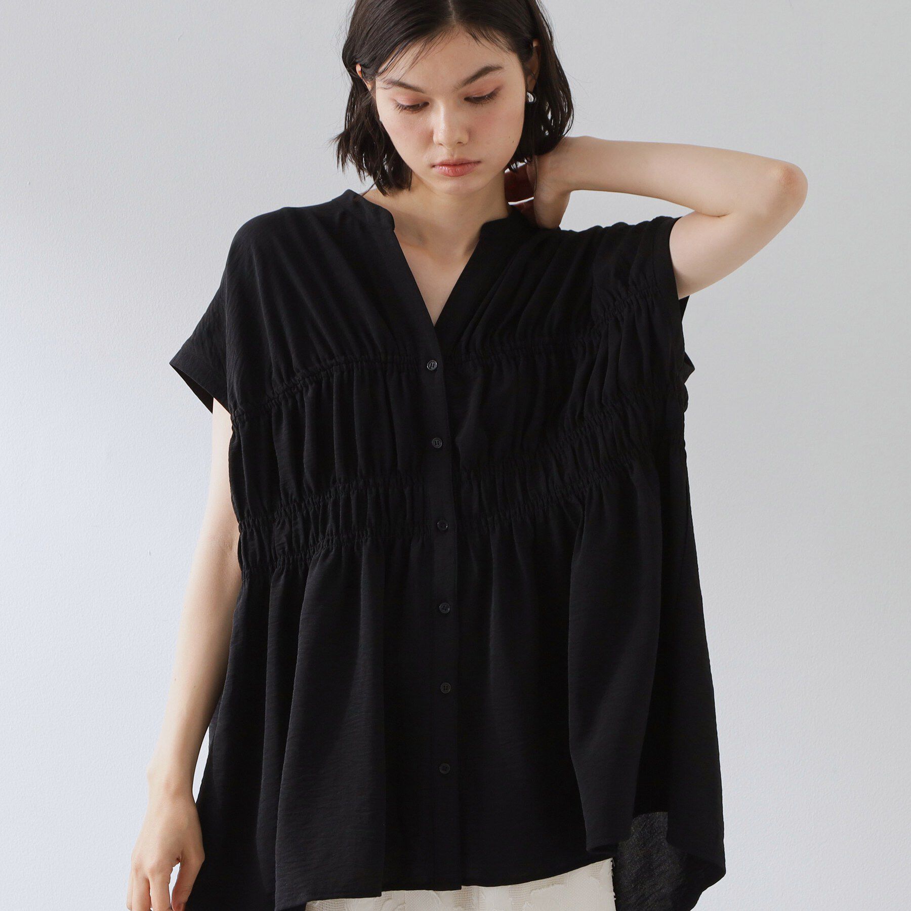 THE SHOP TK「【夏に嬉しい多機能/体型カバー】ひんやりさらさら シャーリングブラウス」|シャツ・ブラウス|ブラック(019)