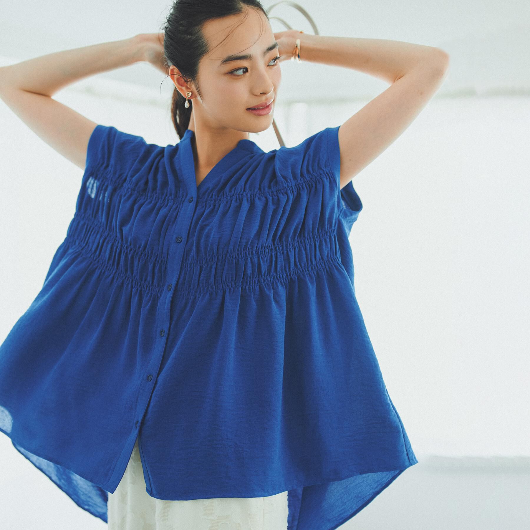 THE SHOP TK「【夏に嬉しい多機能/体型カバー】ひんやりさらさら シャーリングブラウス」|シャツ・ブラウス|ブルー(093)
