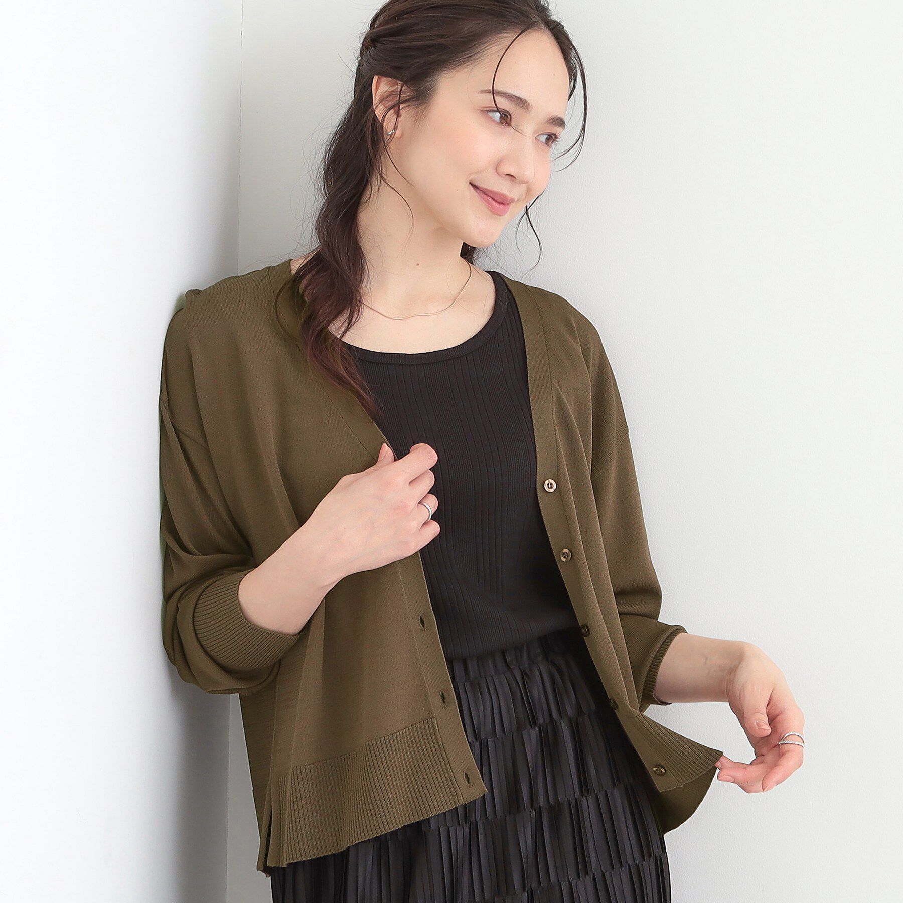 SHOO･LA･RUE「【洗濯機可/ひんやり/UV】さらっとしたタッチが心地よい ショート丈 Vネックカーディガン」|カーディガン|ブラウン(043)