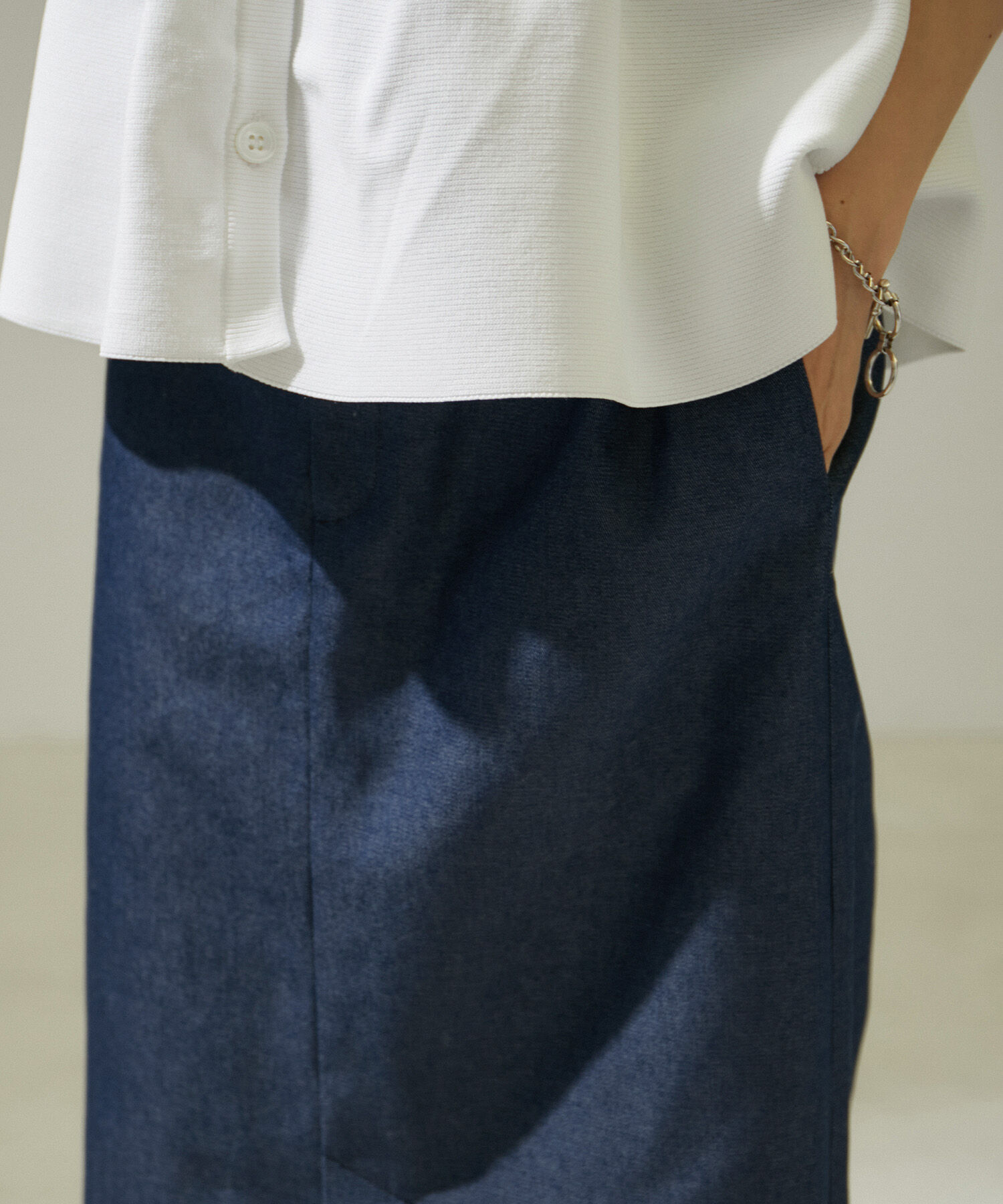 SALON adam et rope'「スタイルアップハイウエストナロースカート　無地/デニム」|スカート|