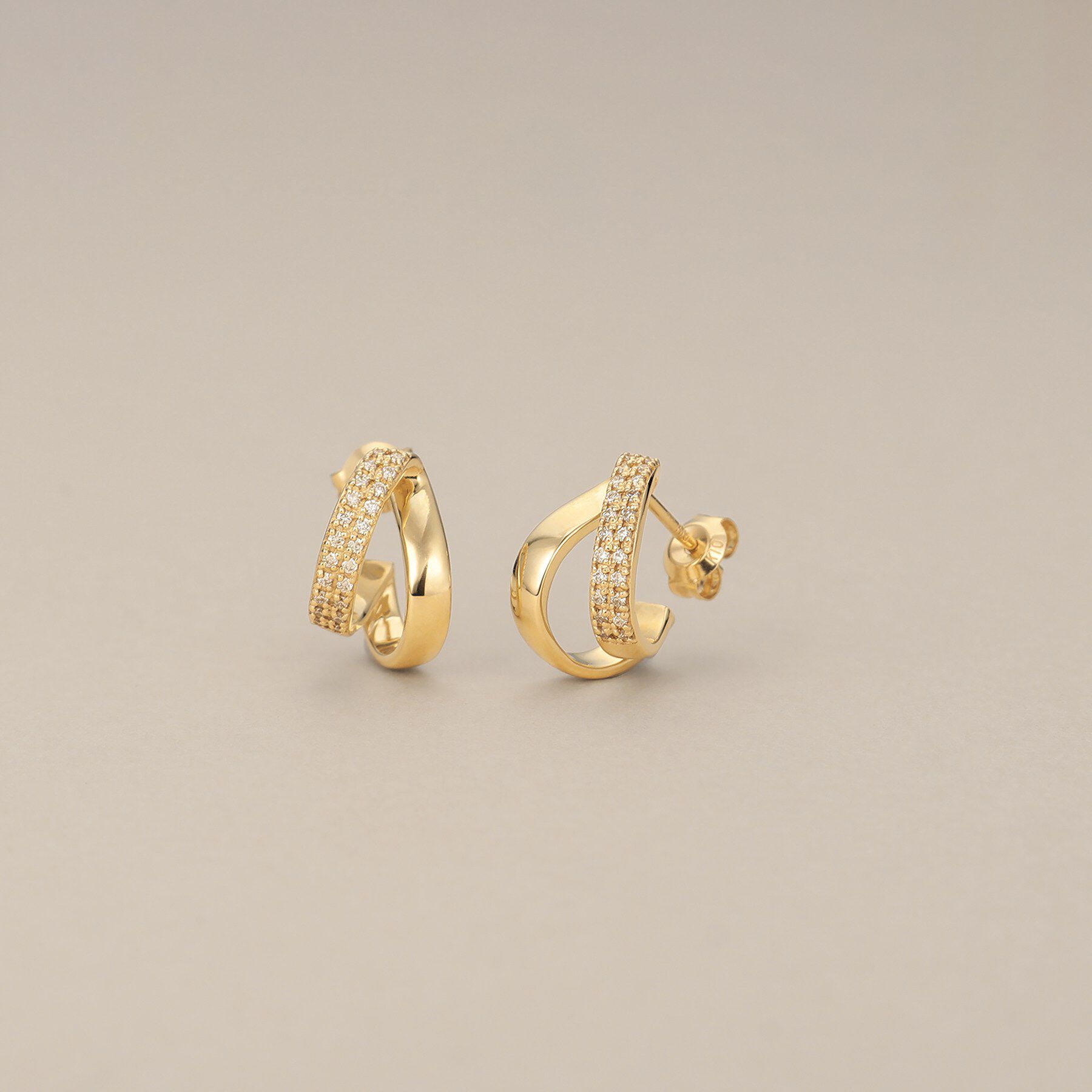 COCOSHNIK「K10ダイヤモンド フォールディングフープ スタッドピアス」|ピアス|