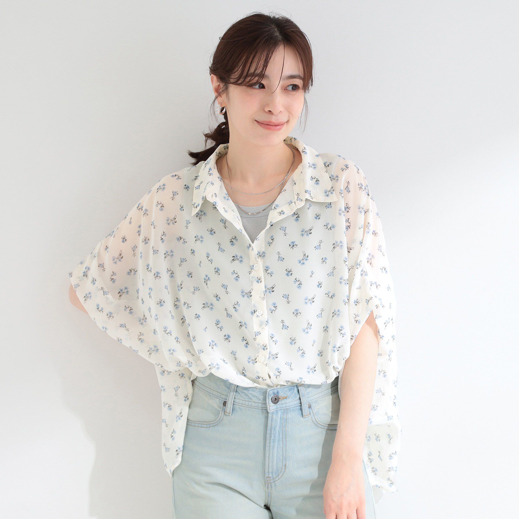 SHOO･LA･RUE「【洗濯機可/体型カバー】羽織るだけで雰囲気変わる 柄アソート ポンチョ風シアーシャツ」|シャツ・ブラウス|