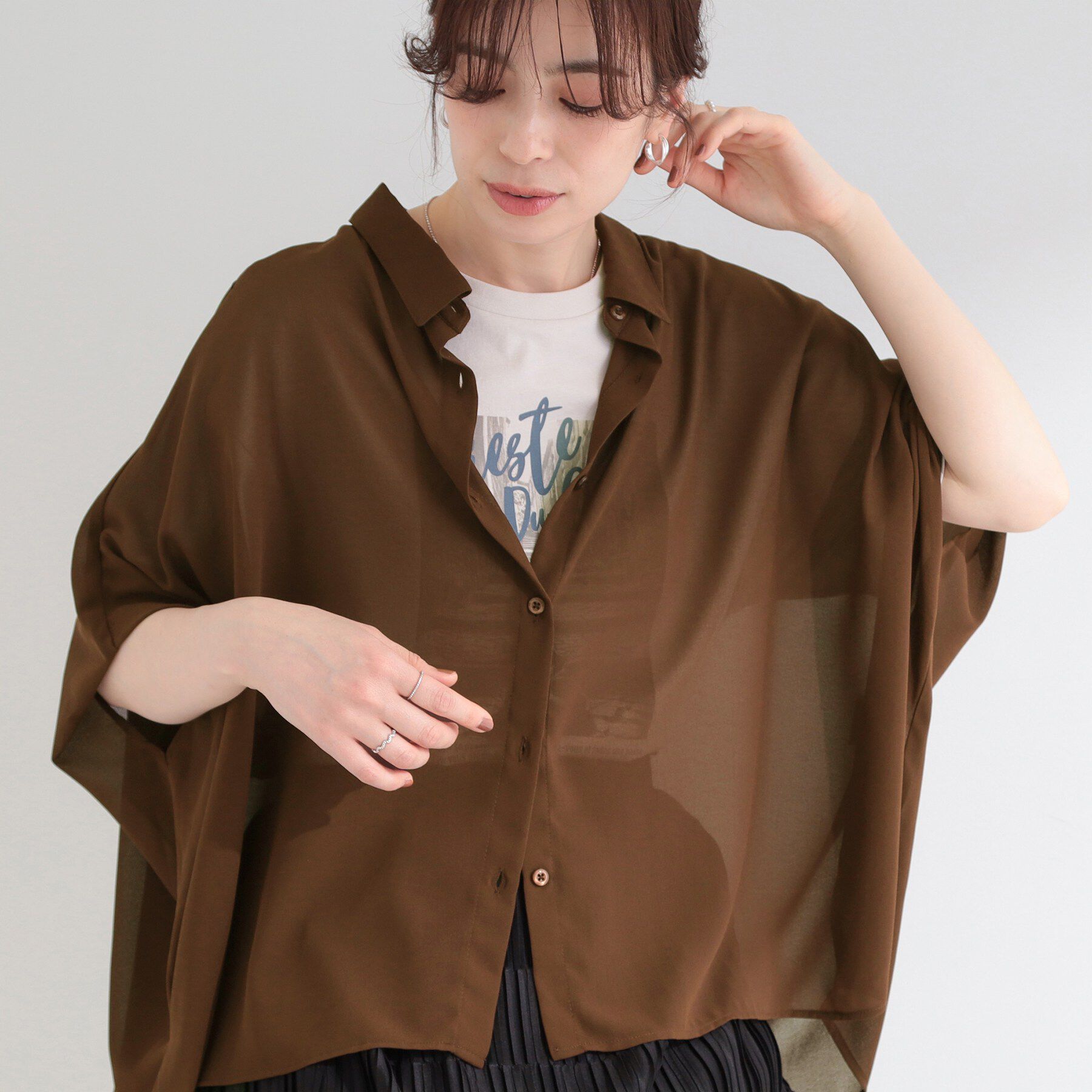 SHOO･LA･RUE「【洗濯機可/体型カバー】羽織るだけで雰囲気変わる 柄アソート ポンチョ風シアーシャツ」|シャツ・ブラウス|ブラウン(043)