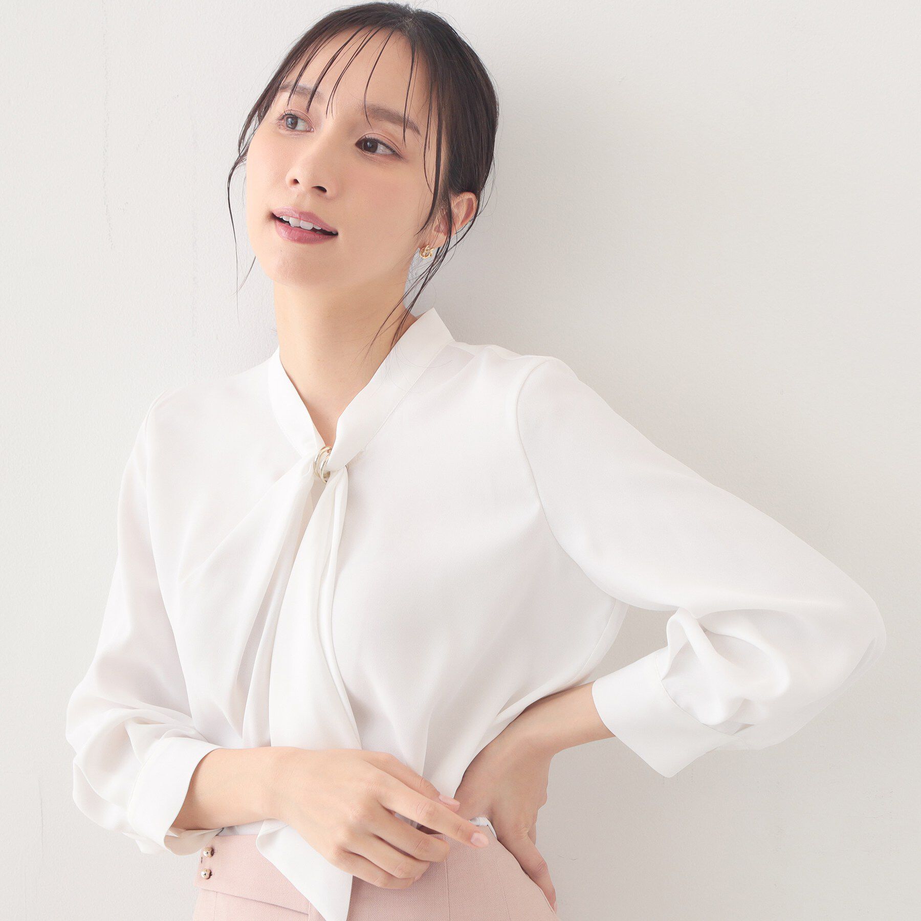 index「アシメドレープボウタイブラウス【洗濯機OK／イージーアイロン】」|シャツ・ブラウス|