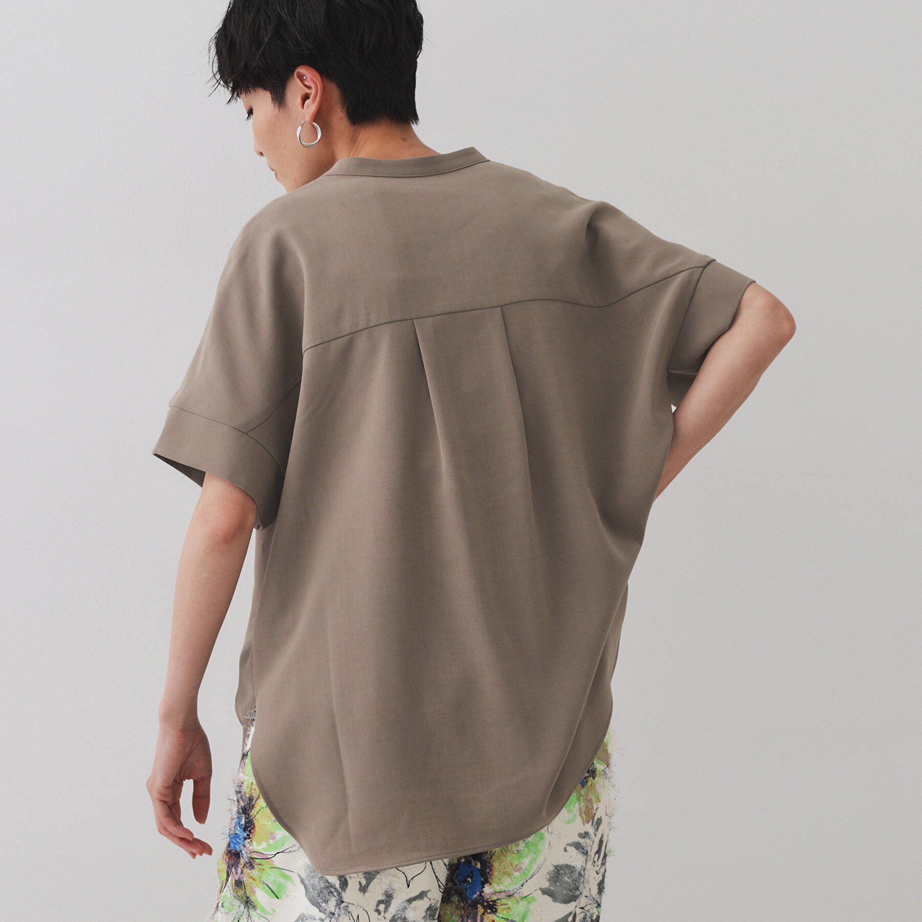 OPAQUE.CLIP「《5色展開／SS-LLサイズ》スキッパー金ボタンブラウス／セットアップ対応【防シワ／ストレッチ／洗濯」|シャツ・ブラウス|