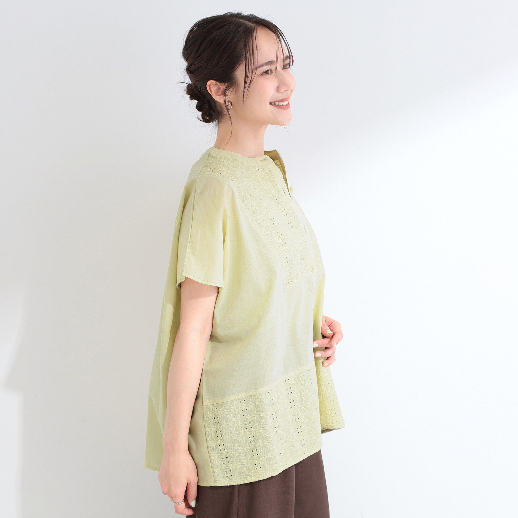 SHOO･LA･RUE「【体型カバー/S~LL】インせず着られて刺繍が目を引く 切替ノーカラーブラウス」|シャツ・ブラウス|