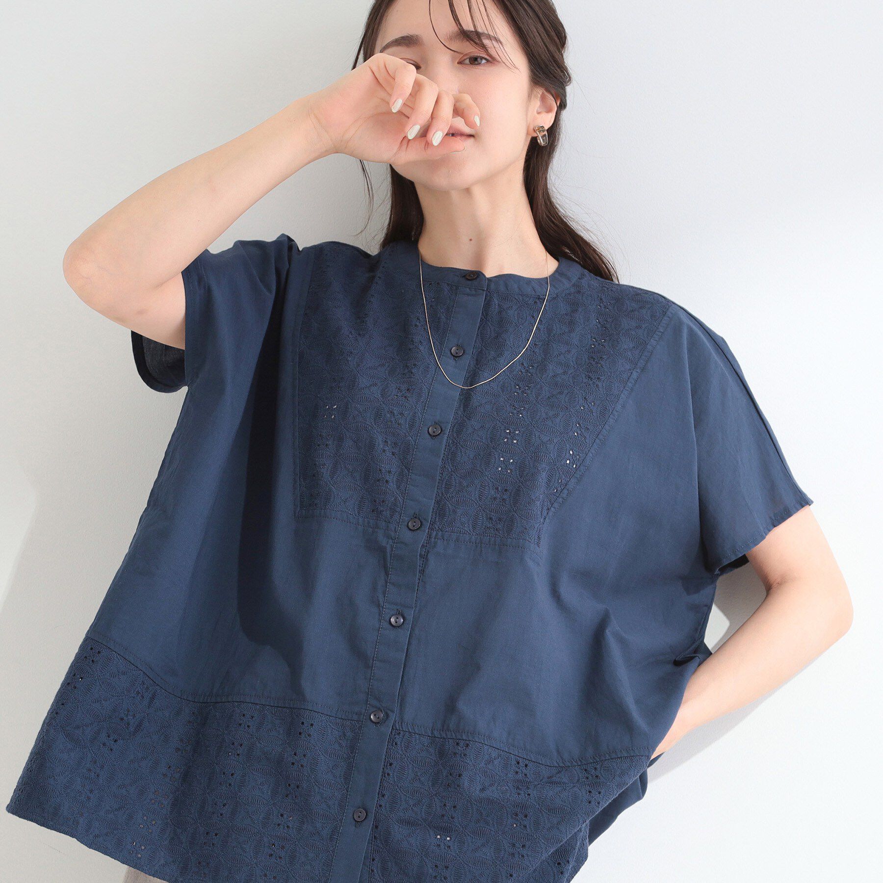 SHOO･LA･RUE「【体型カバー/S~LL】インせず着られて刺繍が目を引く 切替ノーカラーブラウス」|シャツ・ブラウス|ネイビー(094)
