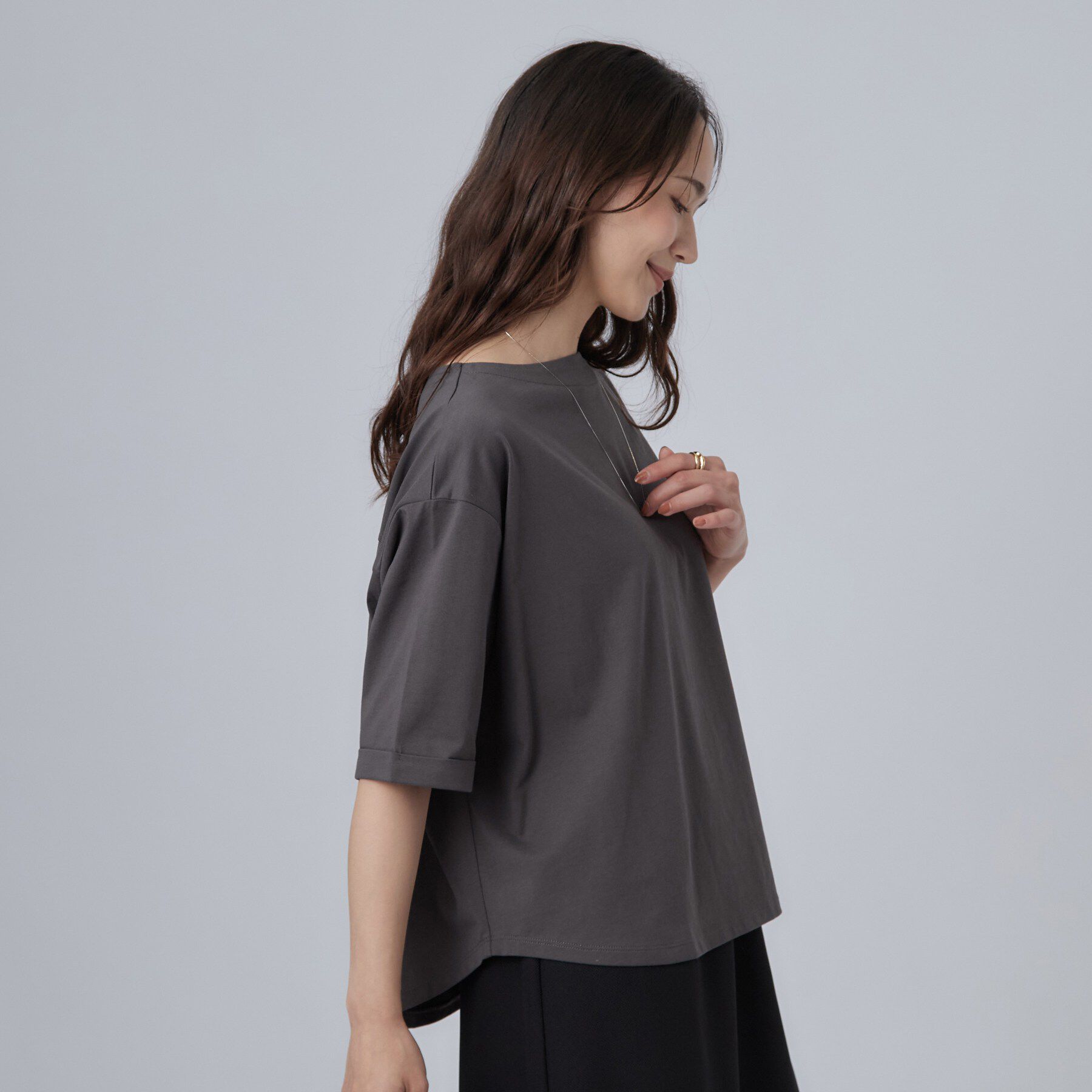 SHOO･LA･RUE「【ひんやり/体型カバー】首元すっきり ゆるバックギャザーTシャツ」|Tシャツ・カットソー|
