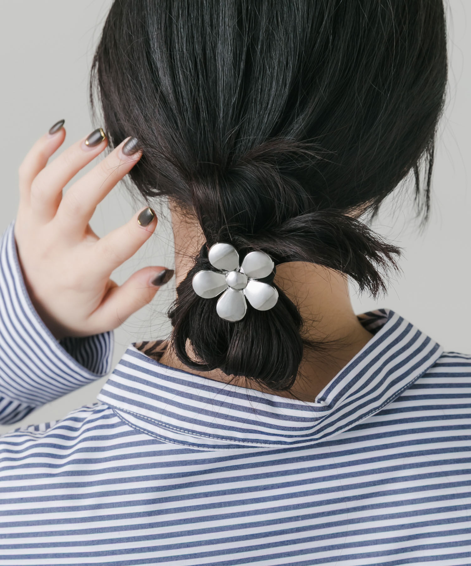 SMELLY「メタルフラワーヘアポニー」|ヘアゴム・シュシュ|シルバー