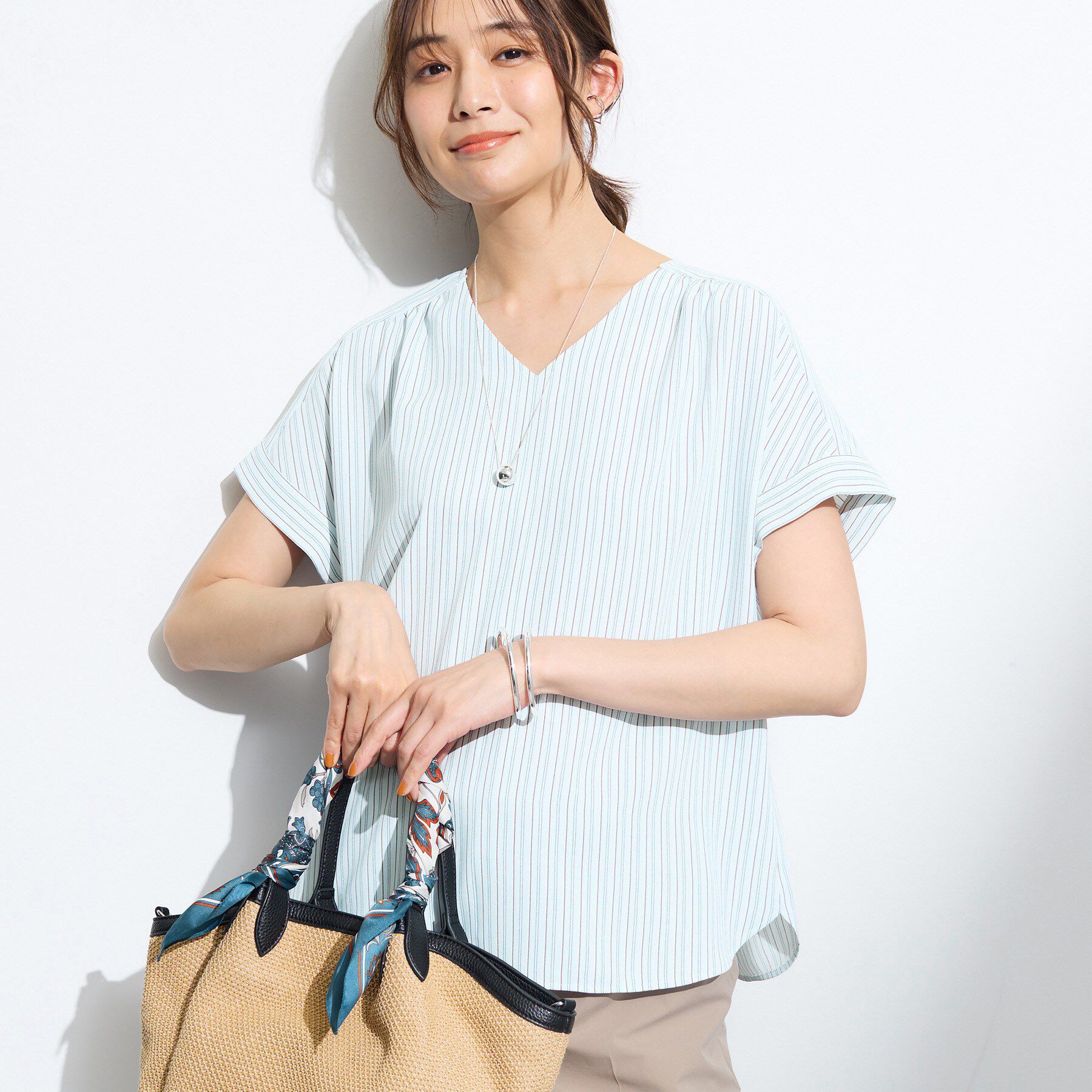 INDIVI「【清涼感／UVケア／接触冷感】Vネックストライプブラウス」|シャツ・ブラウス|サックスブルー(19