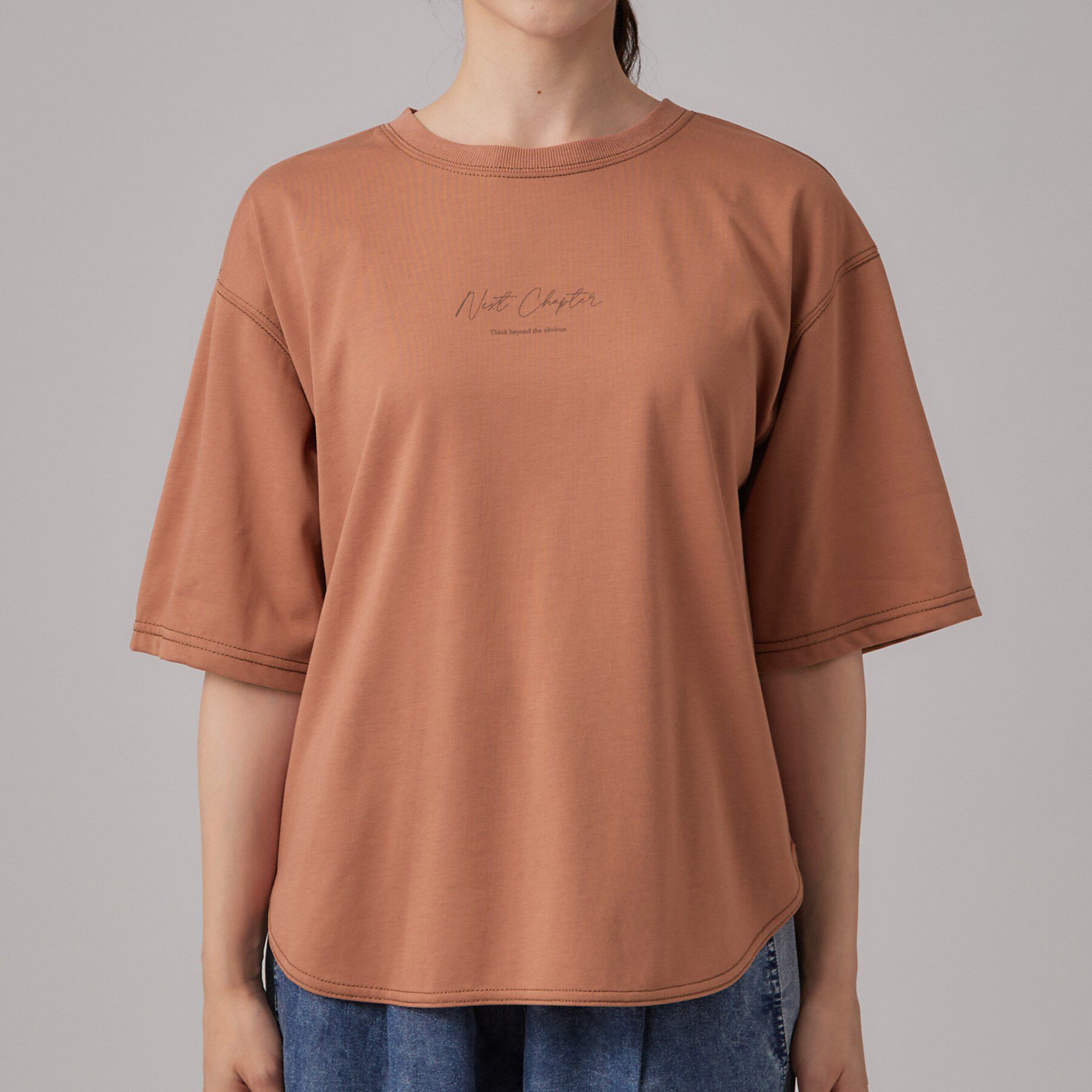 SHOO･LA･RUE「【S-LL/体型カバー】インせず着られる 配色ステッチ 5分袖ロゴTシャツ」|Tシャツ・カットソー|