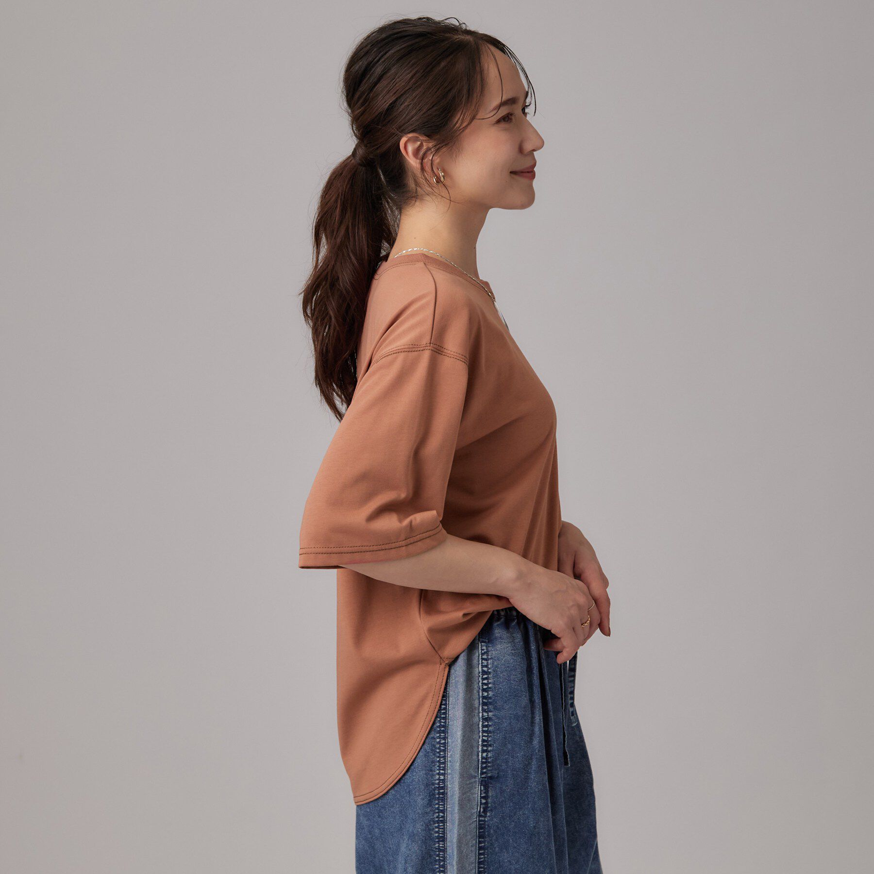 SHOO･LA･RUE「【S-LL/体型カバー】インせず着られる 配色ステッチ 5分袖ロゴTシャツ」|Tシャツ・カットソー|