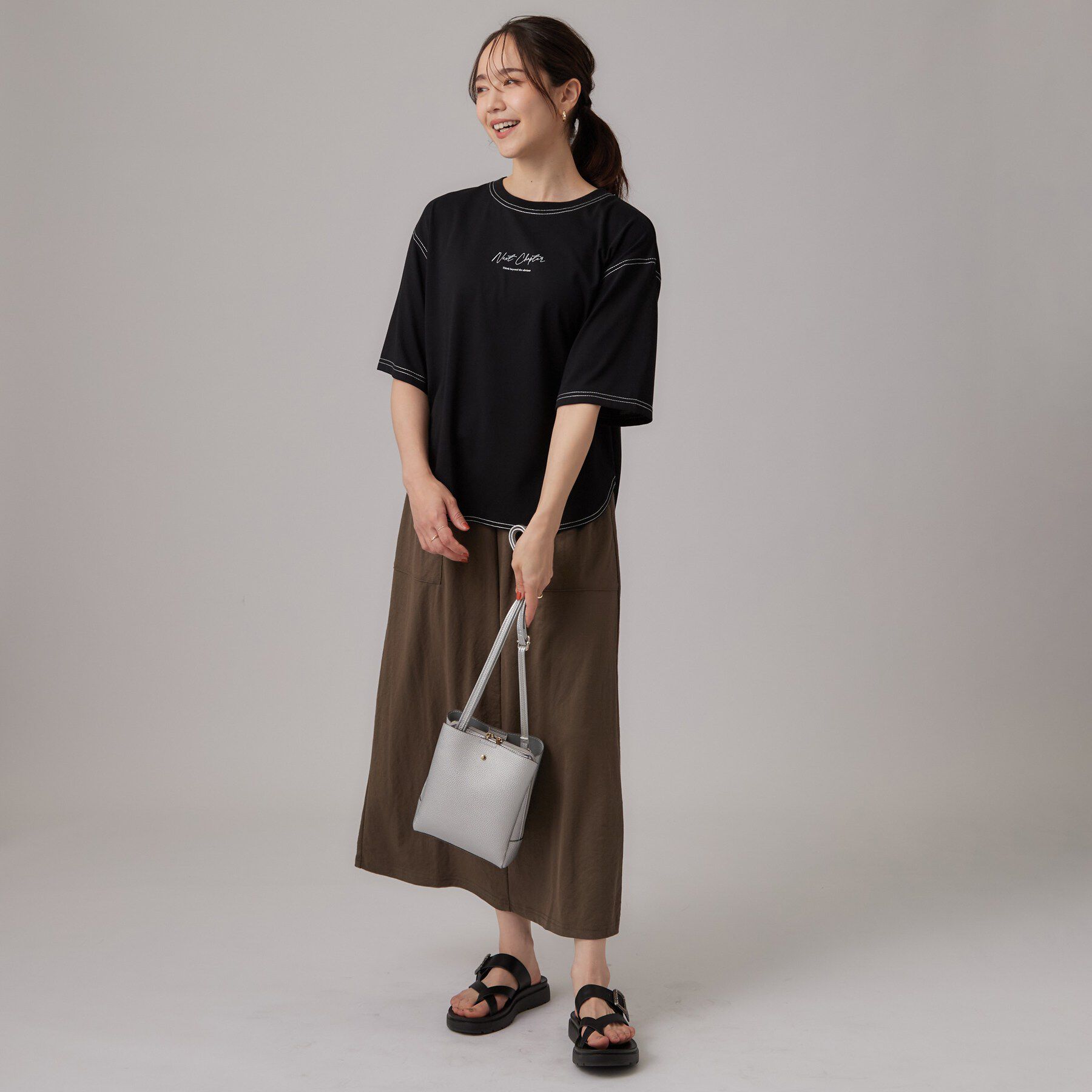 SHOO･LA･RUE「【S-LL/体型カバー】インせず着られる 配色ステッチ 5分袖ロゴTシャツ」|Tシャツ・カットソー|