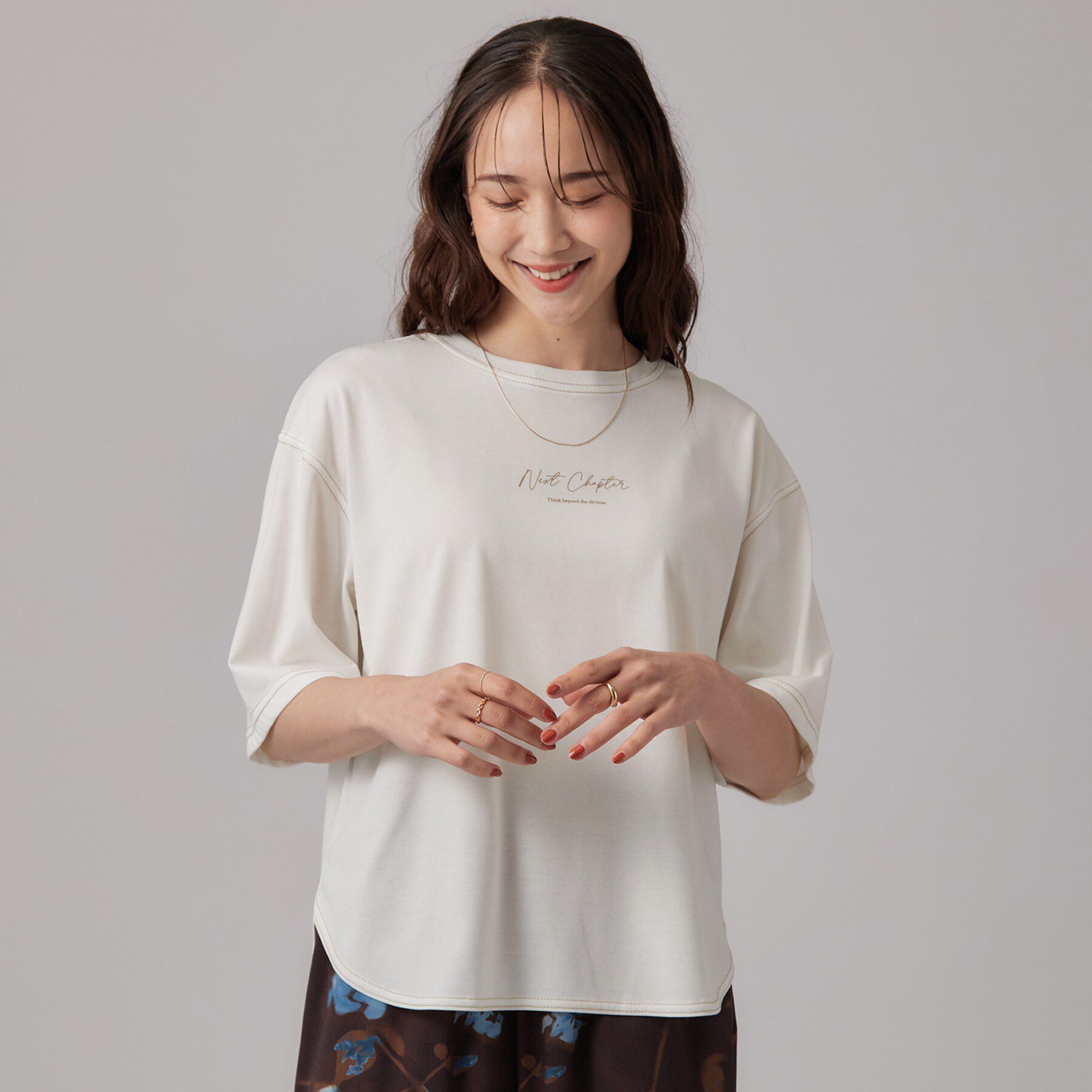 SHOO･LA･RUE「【S-LL/体型カバー】インせず着られる 配色ステッチ 5分袖ロゴTシャツ」|Tシャツ・カットソー|