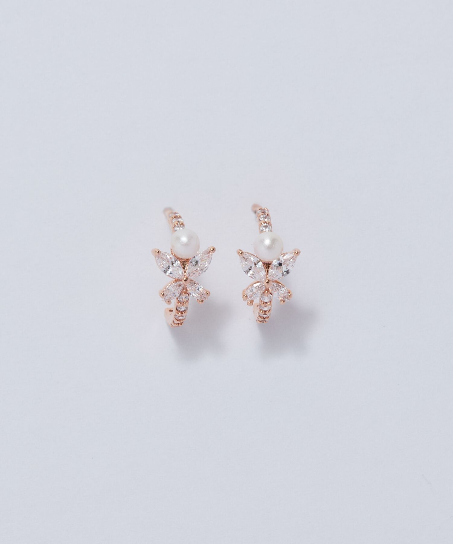Phoebe「ロマンティックビジューバタフライフープピアス　ローズゴールド」|ピアス|