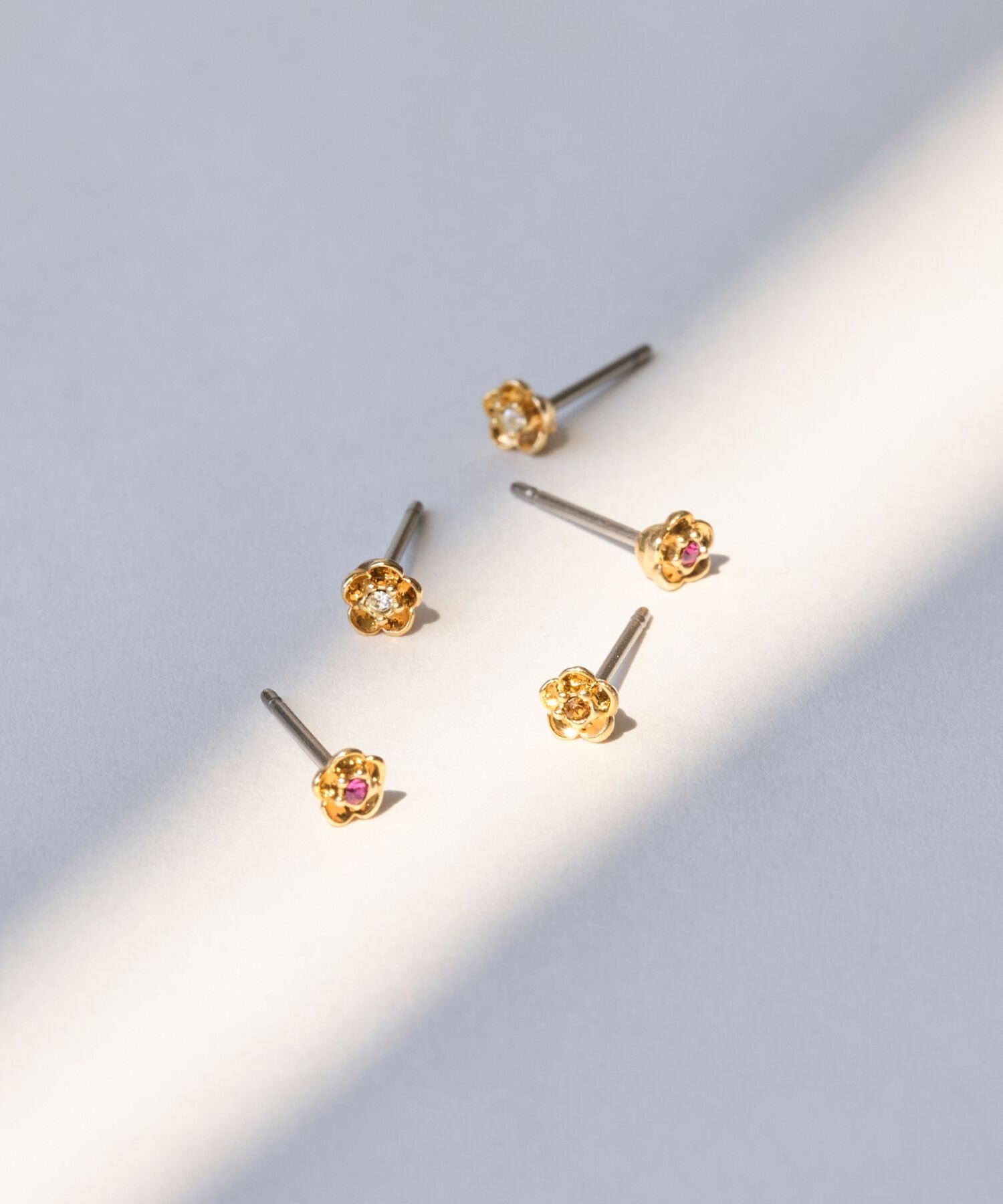 Phoebe「【金属アレルギー対応】プチフラワービジュースタッドピアス　ピンク」|ピアス|