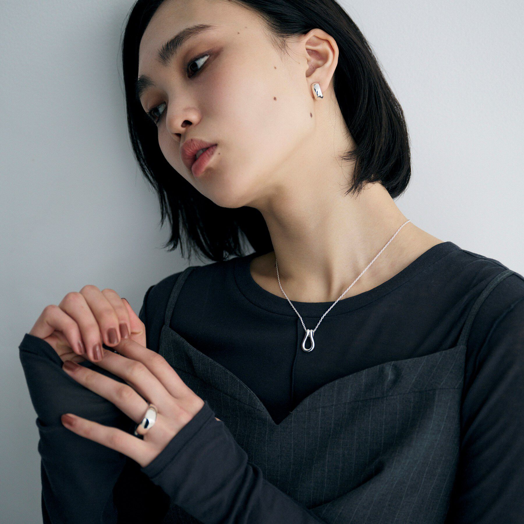 COCOSHNIK ONKITSCH「シルバー ハギーイヤリング ドーム M」|イヤリング|