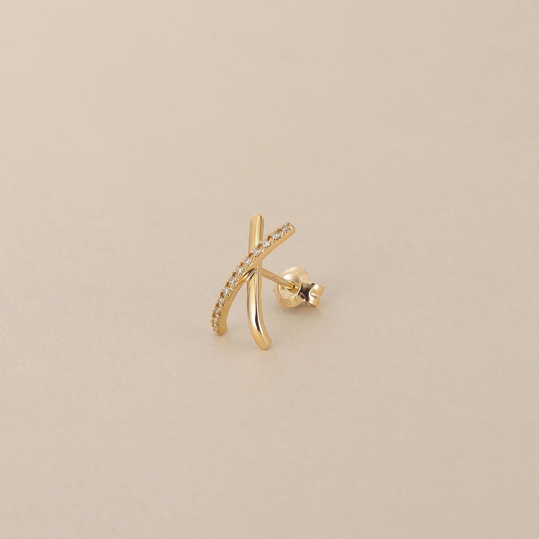 COCOSHNIK「K10ダイヤモンド アーチクロス スタッドピアス」|ピアス|