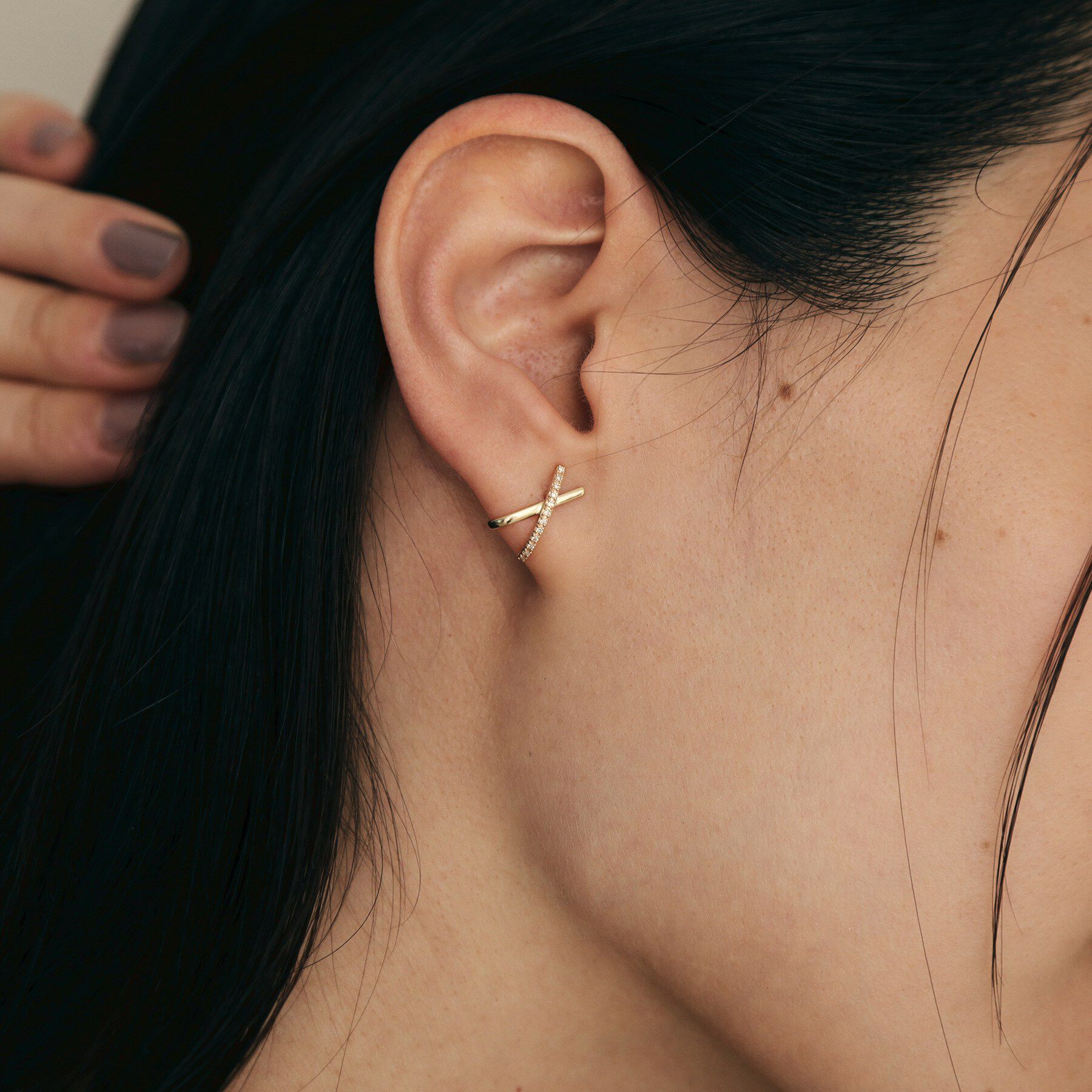 COCOSHNIK「K10ダイヤモンド アーチクロス スタッドピアス」|ピアス|