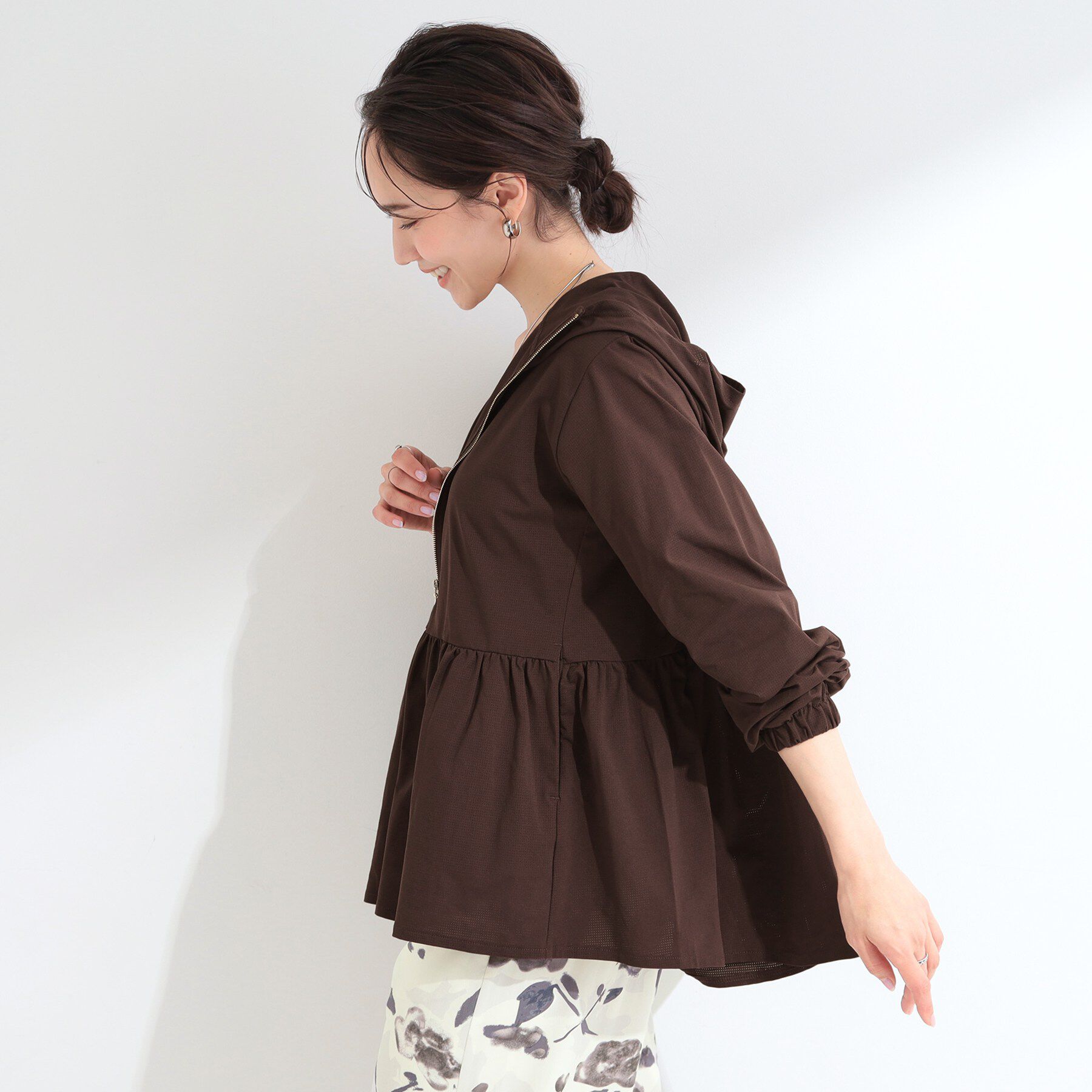 SHOO･LA･RUE「【ひんやり/S-LL/体型カバー】日焼け対策にも女性らしさを UVカットペプラムパーカ」|ブルゾン・スタジャン|