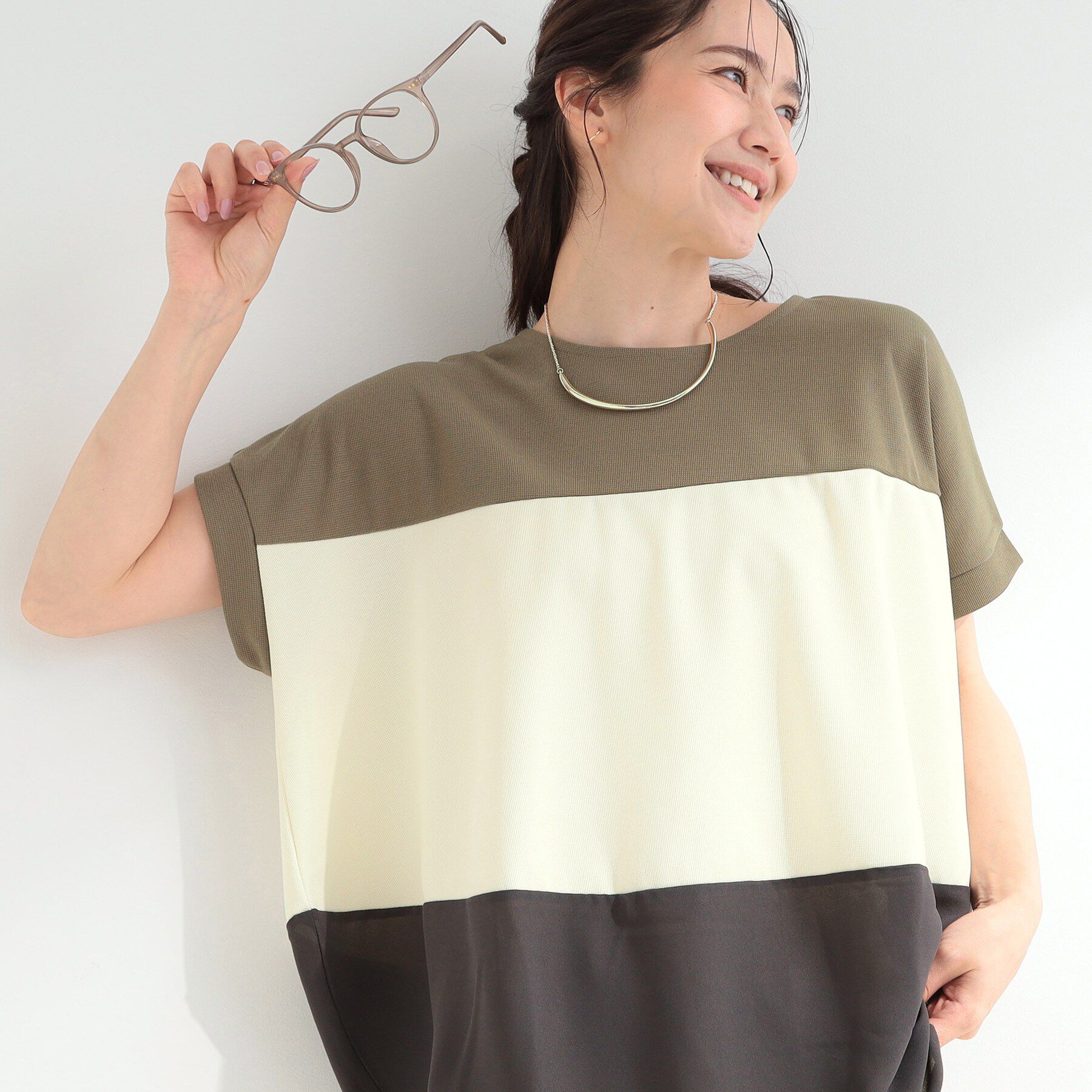 SHOO･LA･RUE「【S-LL/洗濯機可/体型カバー】インせず着られる 異素材ブロッキング ドルマンＴシャツ」|Tシャツ・カットソー|カーキ(527)